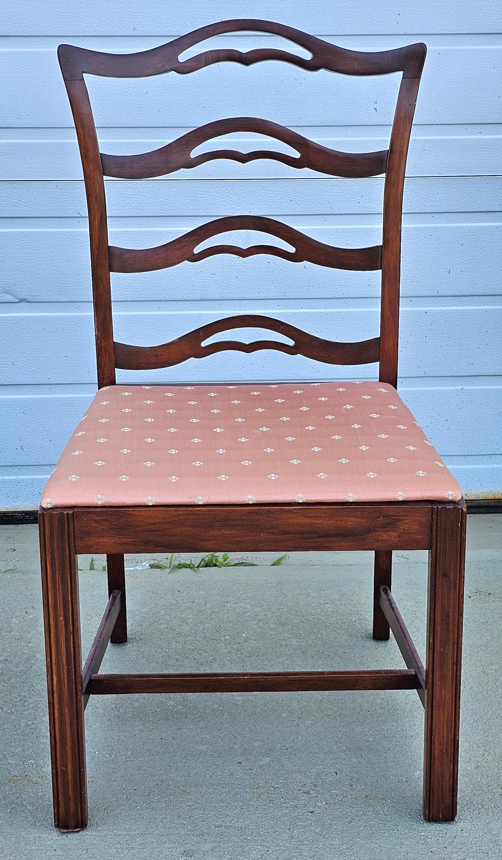 Pareja de muebles con respaldo de escalera perforada estilo Chippendale tapizados en caoba y rosa.
Mide 20