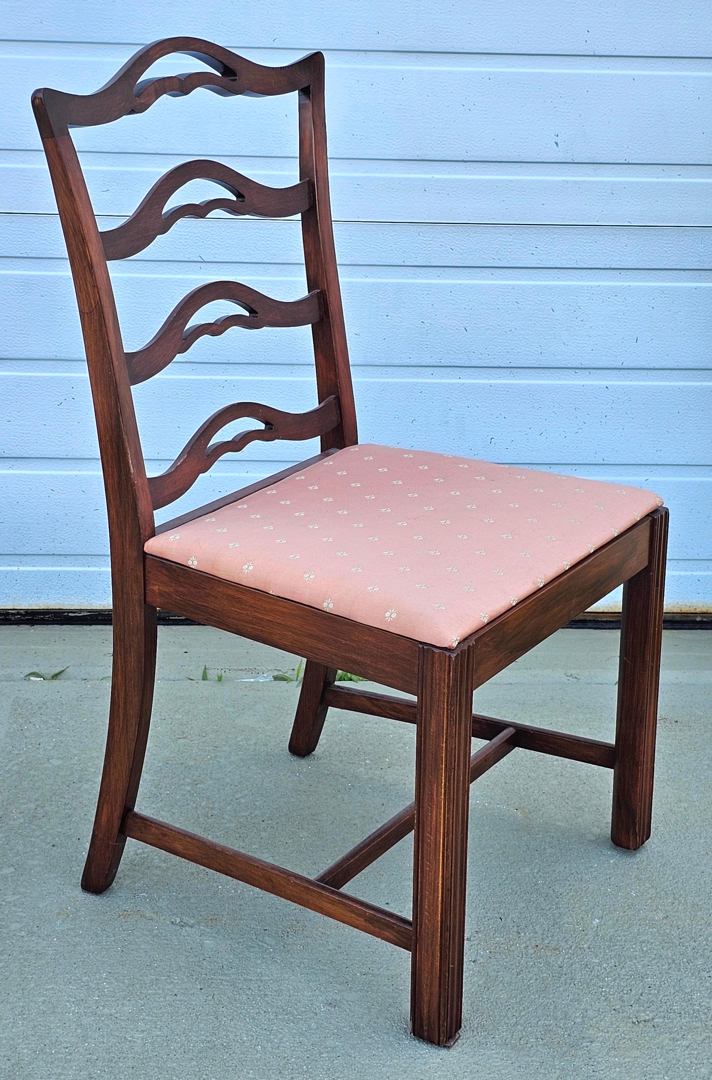 Pareja de Respaldos de Escalera Perforados Estilo Chippendale Tapizados en Caoba y Rosa Otro en venta
