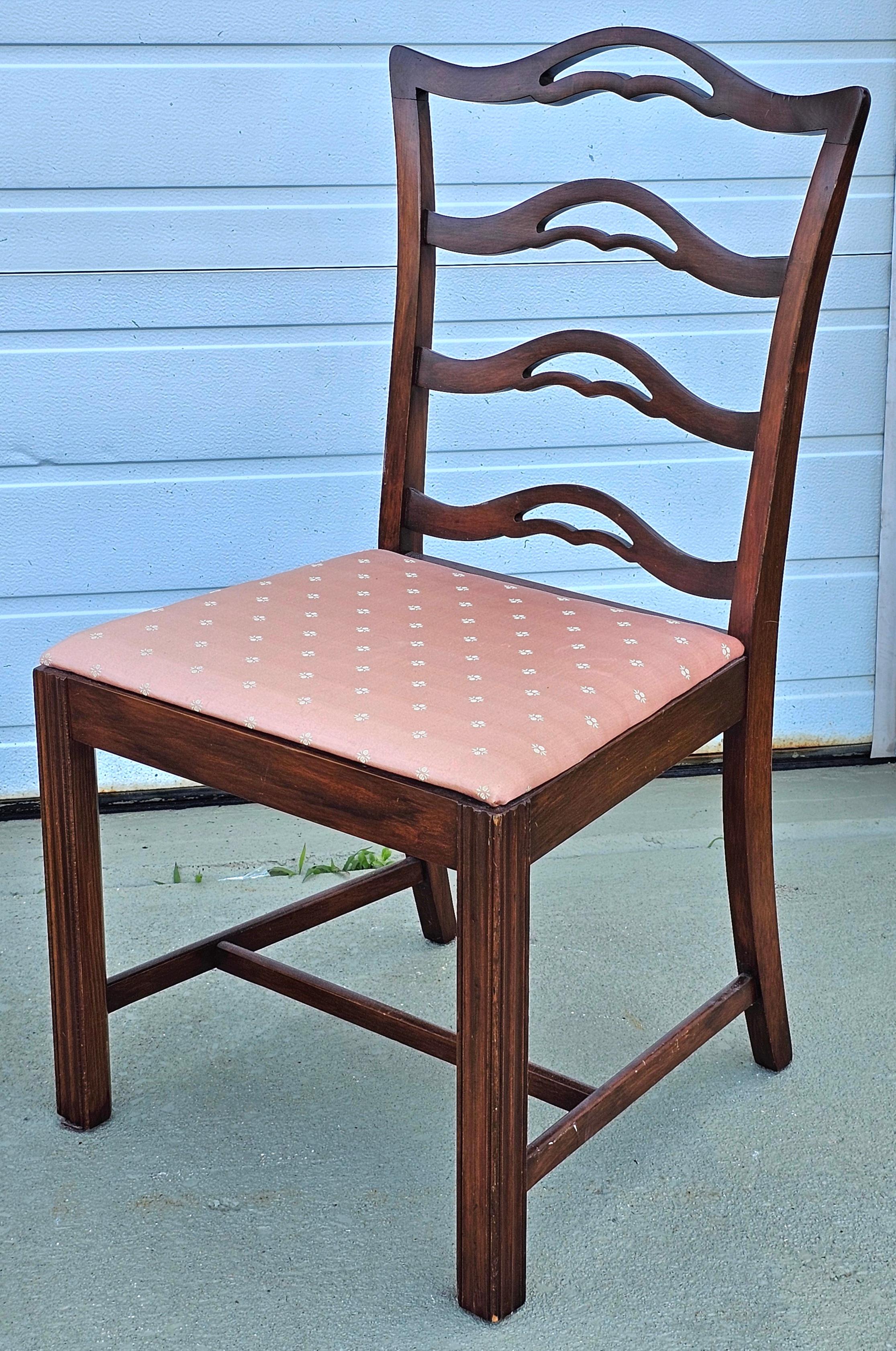 Pareja de Respaldos de Escalera Perforados Estilo Chippendale Tapizados en Caoba y Rosa Estadounidense en venta