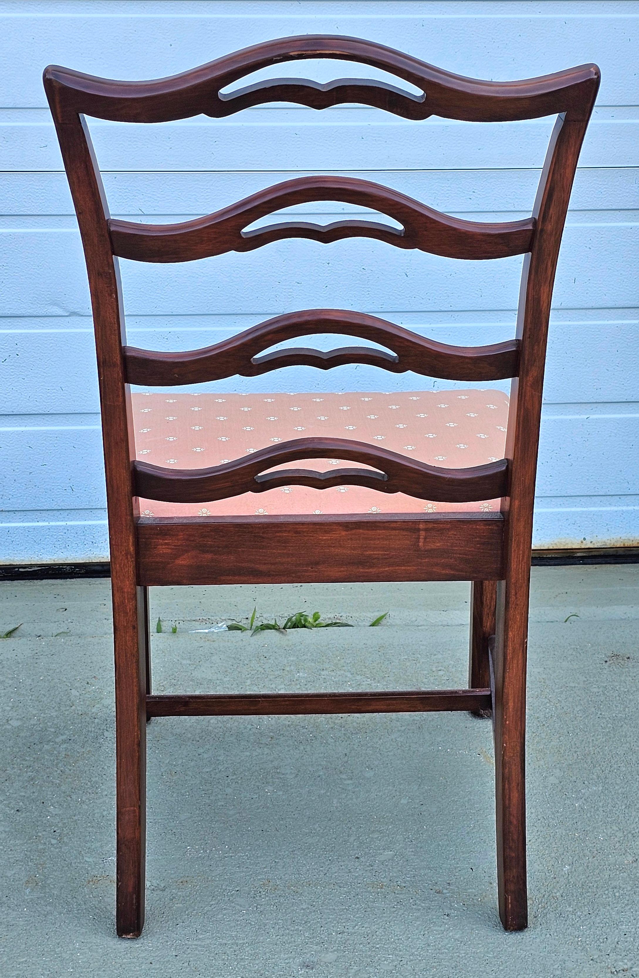Pareja de Respaldos de Escalera Perforados Estilo Chippendale Tapizados en Caoba y Rosa Otro en venta