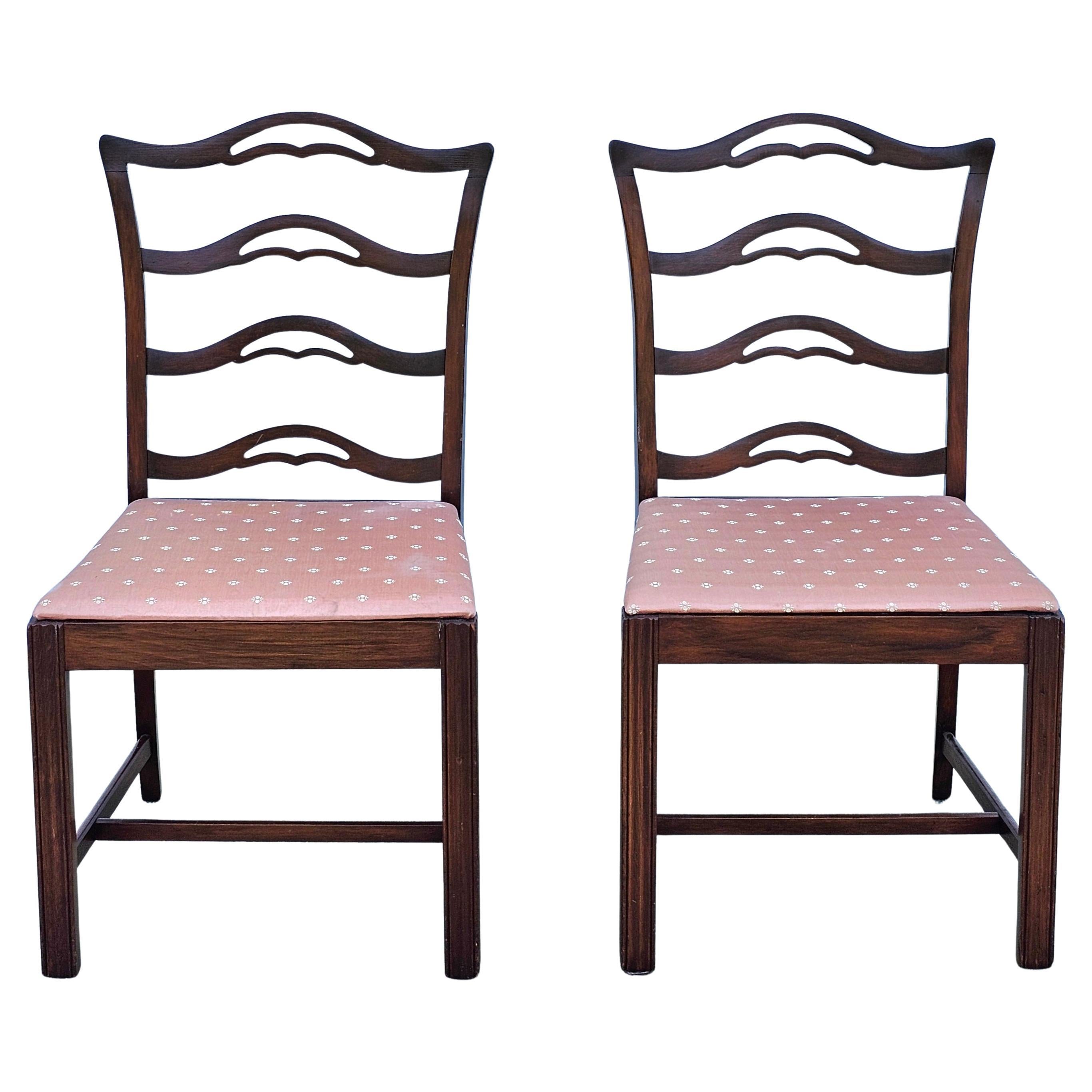 Pareja de Respaldos de Escalera Perforados Estilo Chippendale Tapizados en Caoba y Rosa en venta