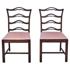 Coppia di sedie Chippendale con schienale a scaletta in mogano e imbottite in rosa