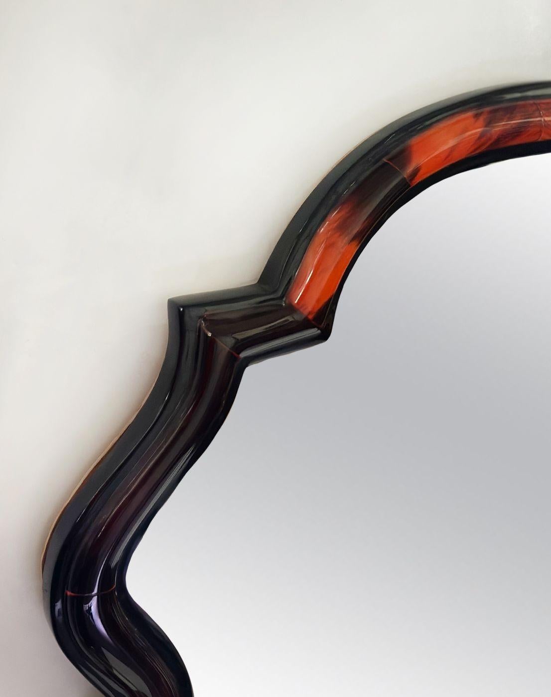 Paar Wandspiegel aus rotem Horn und Harz im Chippendale-Stil. U.S.A. 1980er Jahre. im Zustand „Gut“ im Angebot in Los Angeles, CA