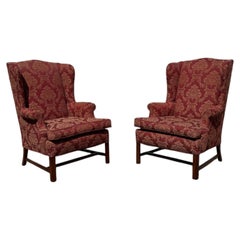 Paire de fauteuils à oreilles de style Chippendale à pieds droits, destinés à être placés près de la cheminée