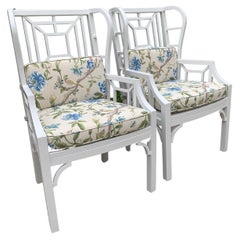 Paire de chaises Wingback de style Chippendale en aluminium avec coussins personnalisés