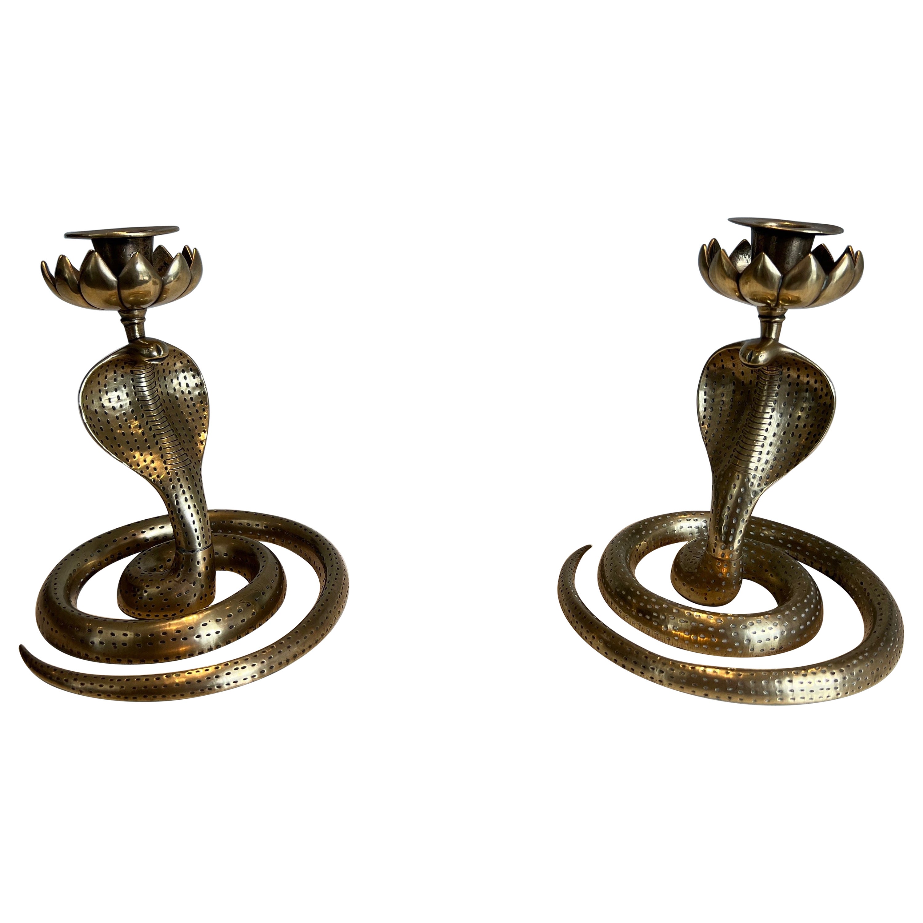 Paar gemeißelte Bronze-Kobra-Kerzenleuchter im Angebot