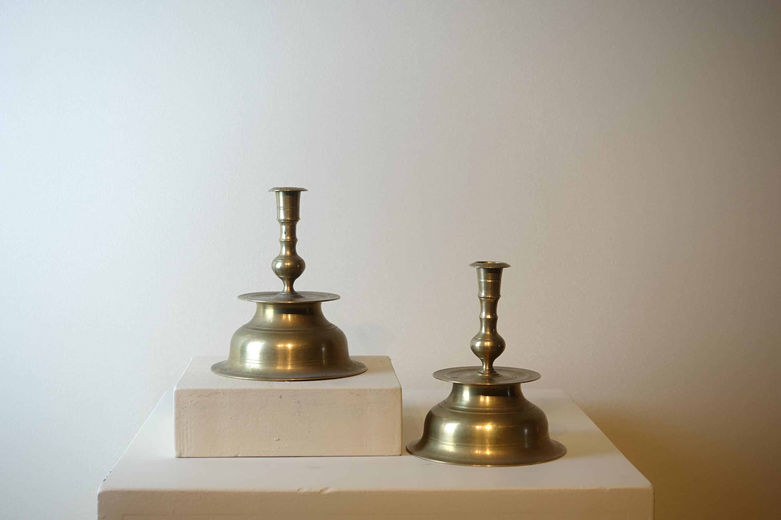 Barocco Coppia di candelabri cesellati in vendita