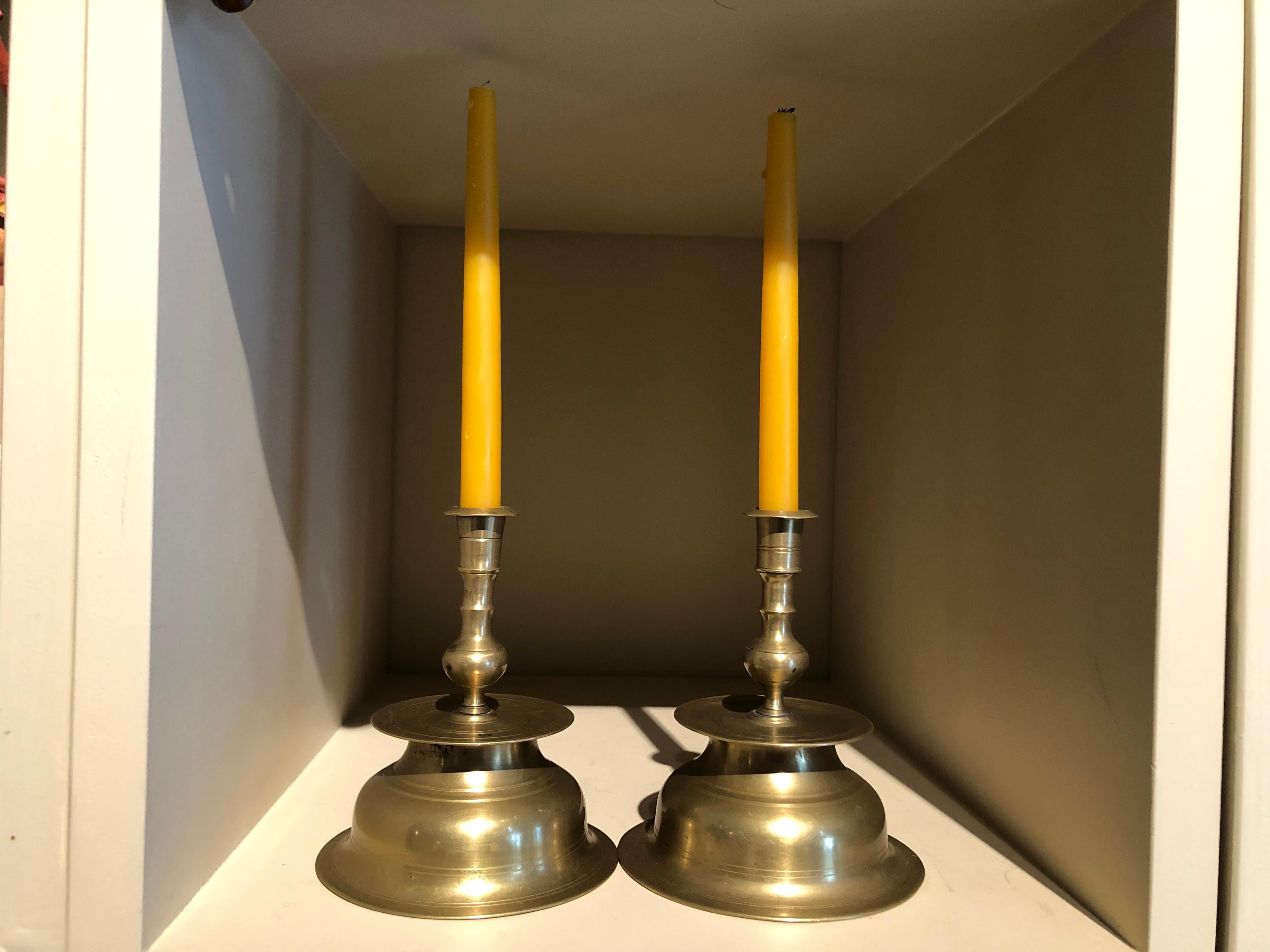 Placcato Coppia di candelabri cesellati in vendita