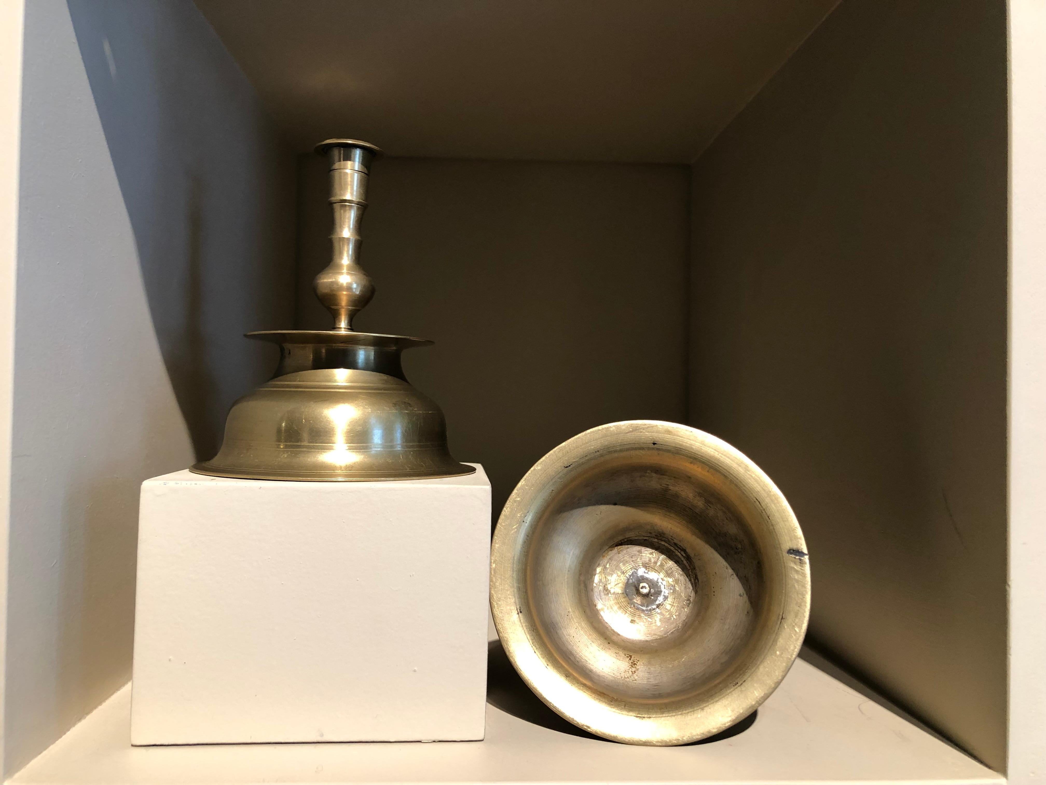Coppia di candelabri cesellati In condizioni buone in vendita a Bruxelles, BE