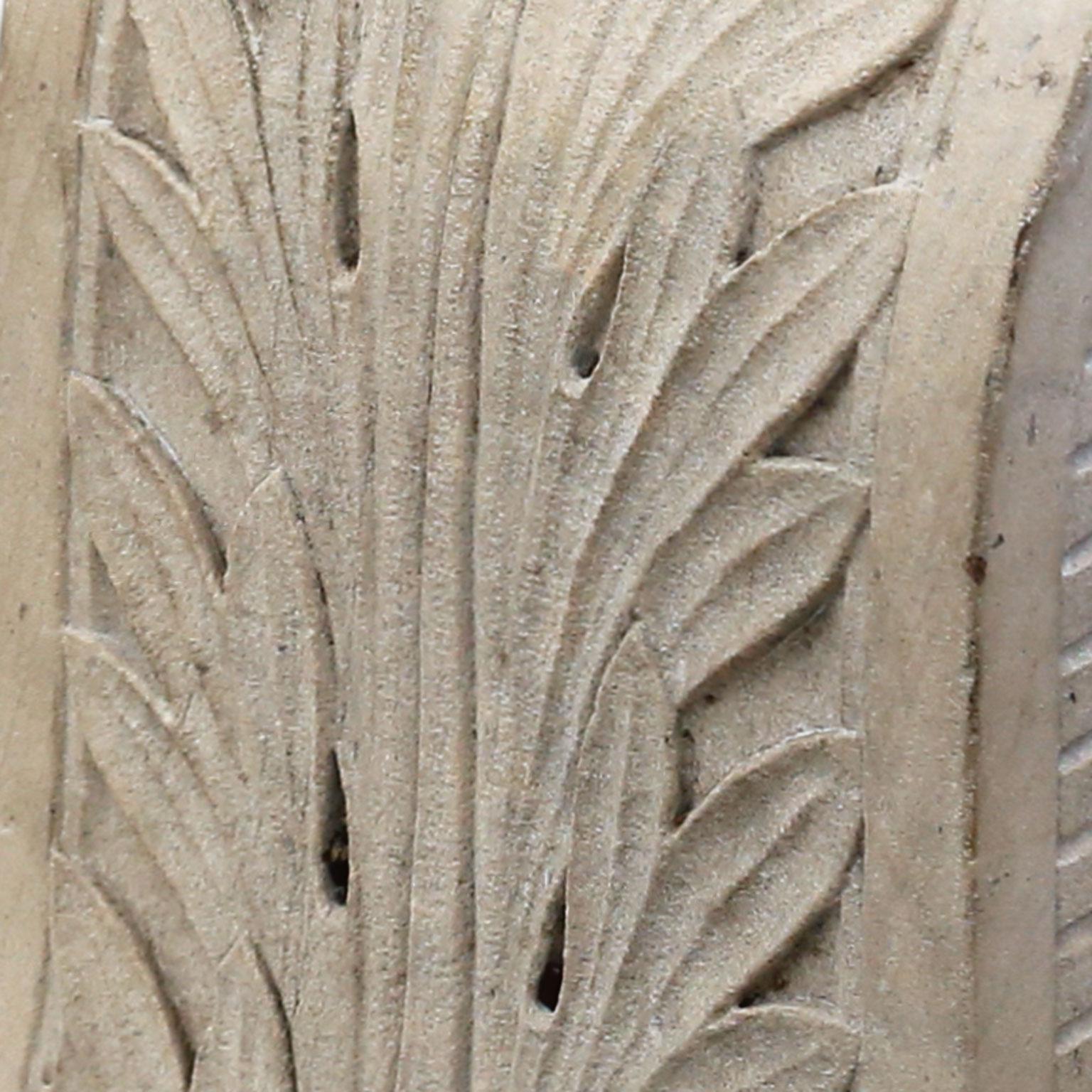 Paire de corbeaux en calcaire gris clair ciselé provenant de France, fin XIXe ou début XXe siècle.
 