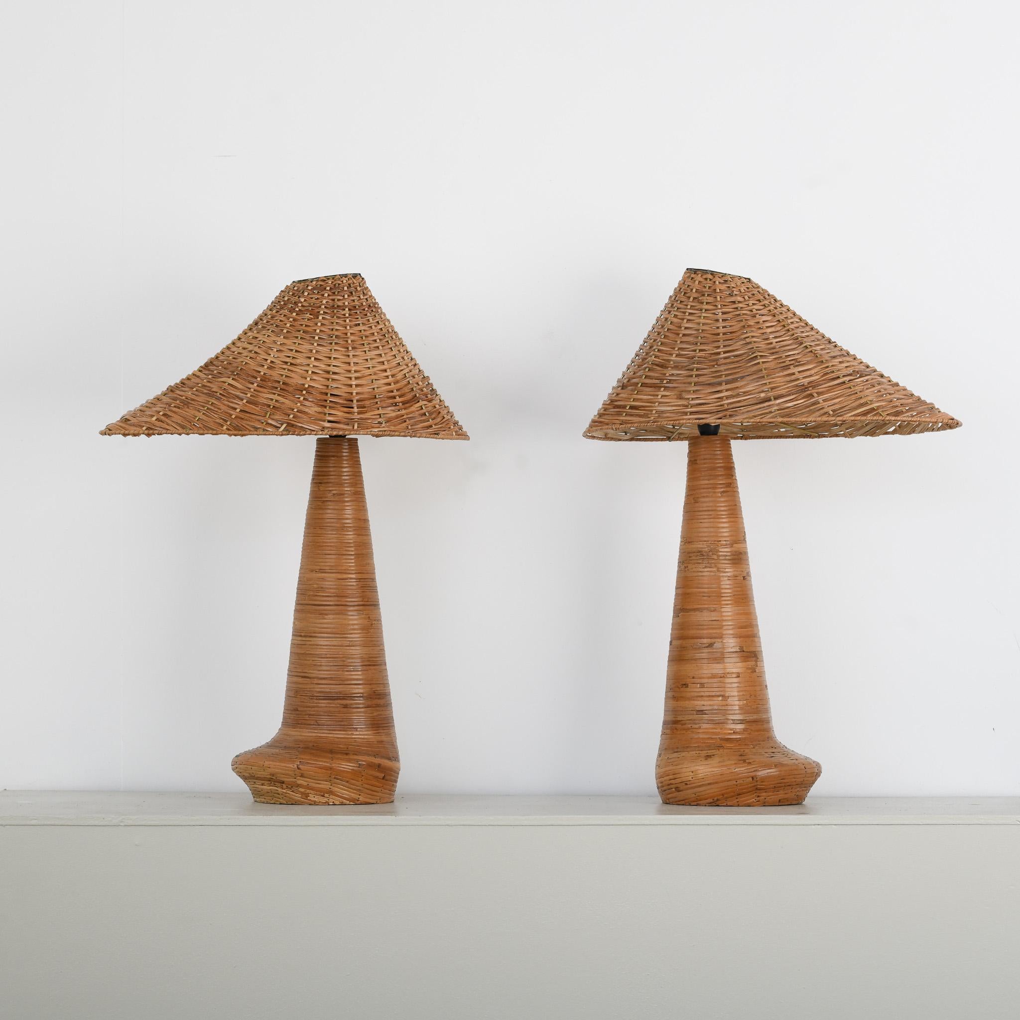  Paire de lampes de table Chloe en rotin  

Fabriquée à la main avec soin dans notre atelier, la lampe à poser en rotin Chloe est un design original qui allie charme artisanal et élégance organique. Chaque lampe est méticuleusement façonnée à partir
