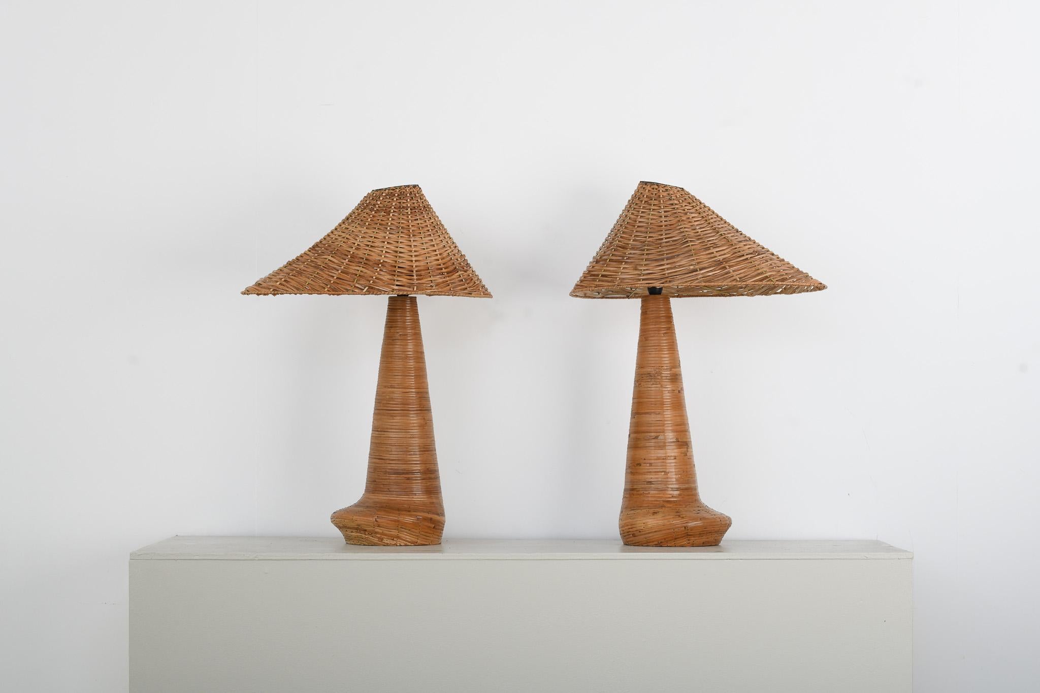 Fait main Paire de lampes de table Chloe en rotin en vente