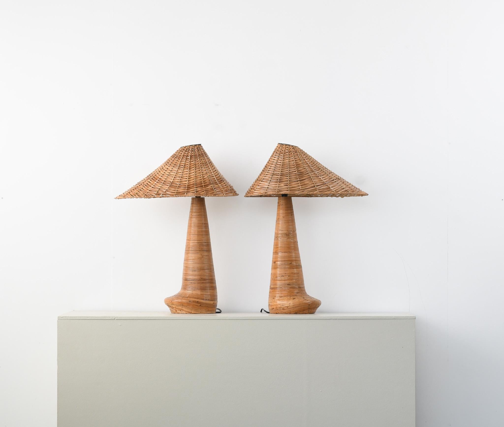 Rotin Paire de lampes de table Chloe en rotin en vente