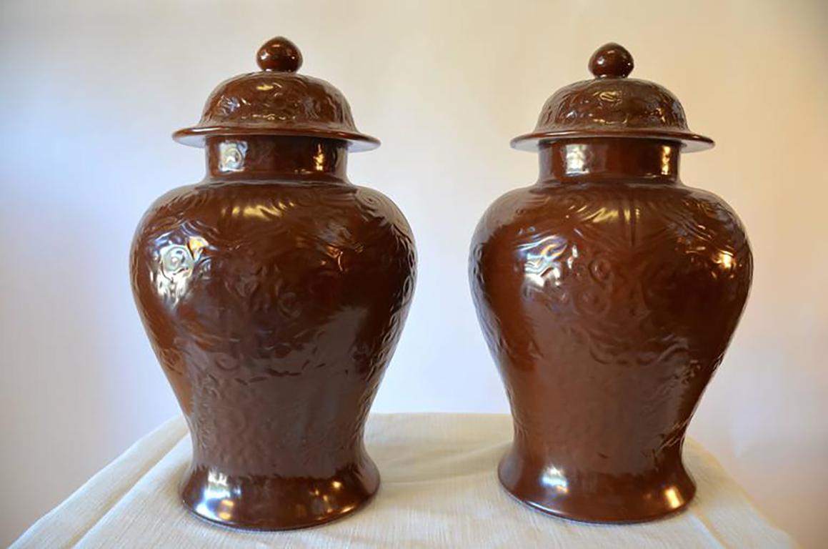 Pair of Chocolate Cachepots (Mitte des 20. Jahrhunderts) im Angebot