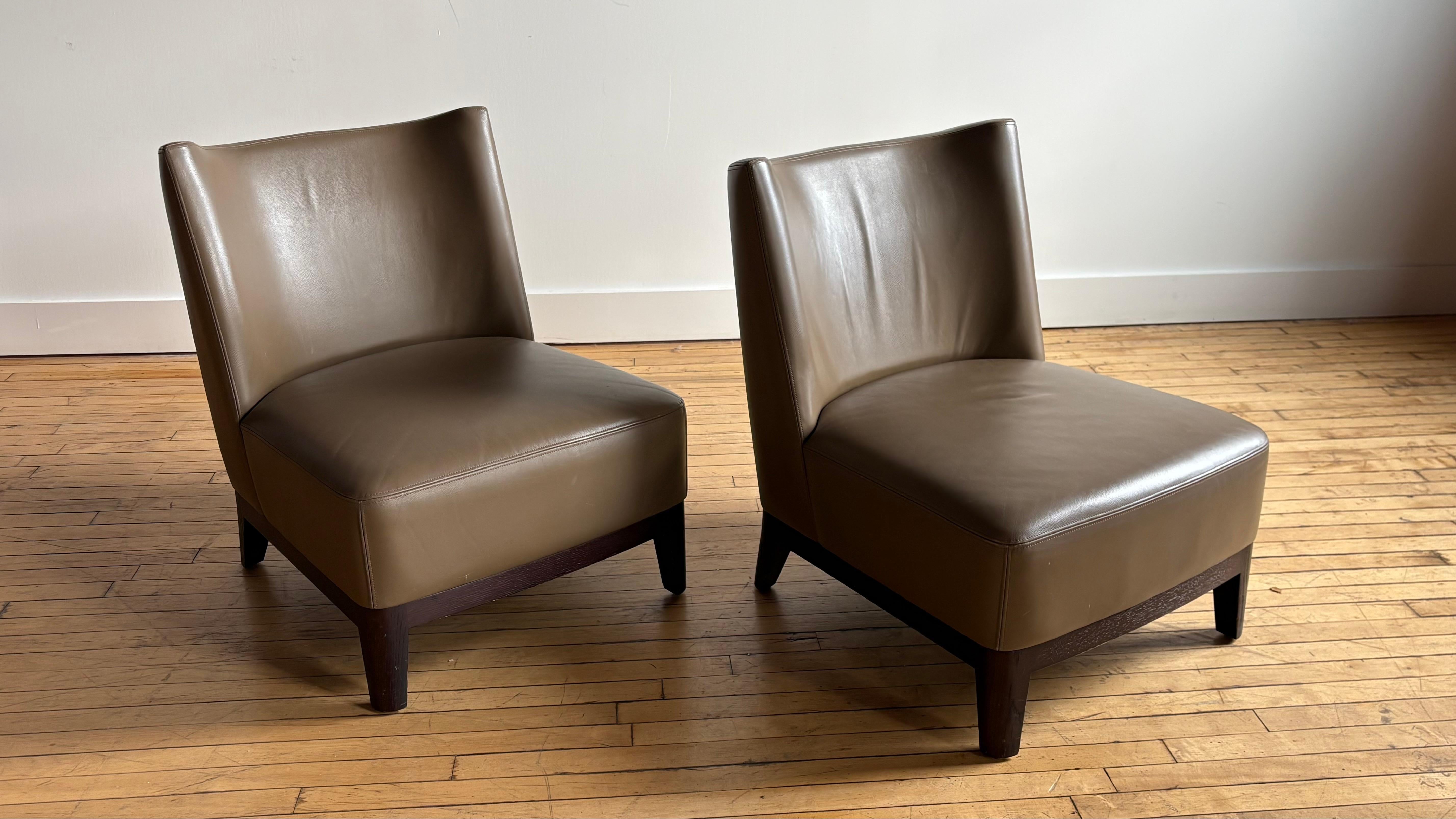 Nous avons le plaisir de vous présenter ces élégants fauteuils en cuir Liaigre. Ce modèle a été conçu à l'origine en 1998.

 Reflétant l'attrait de Liaigre pour l'Asie et sa philosophie, la chaise Mandarin, en cuir et chêne, perpétue l'histoire