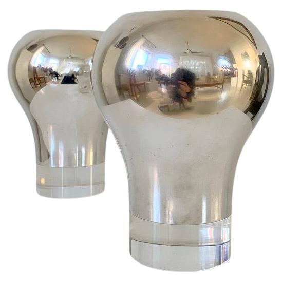 Rare paire de  Petites lampes de table de la Collection Gallia, circa 1960, France.
Base en plexiglas, métal argenté estampillé : Christofle France, Coll Gallia.
Dimensions : 18 cm : hauteur totale, diamètre : 13 cm.
Design/One original en bon