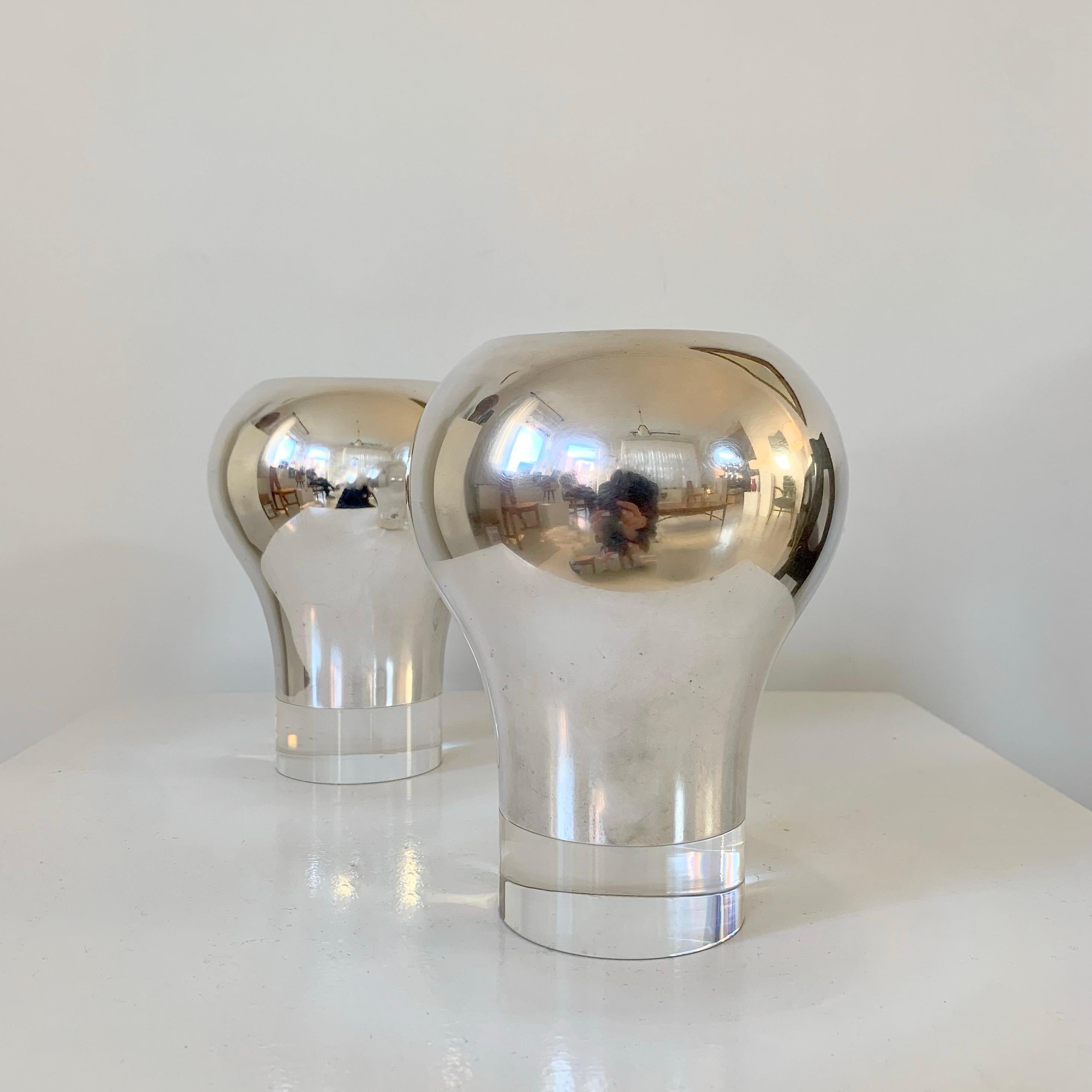 Français Paire de lampes de bureau signées Christofle, en métal argenté et perspex, vers 1960, France. en vente