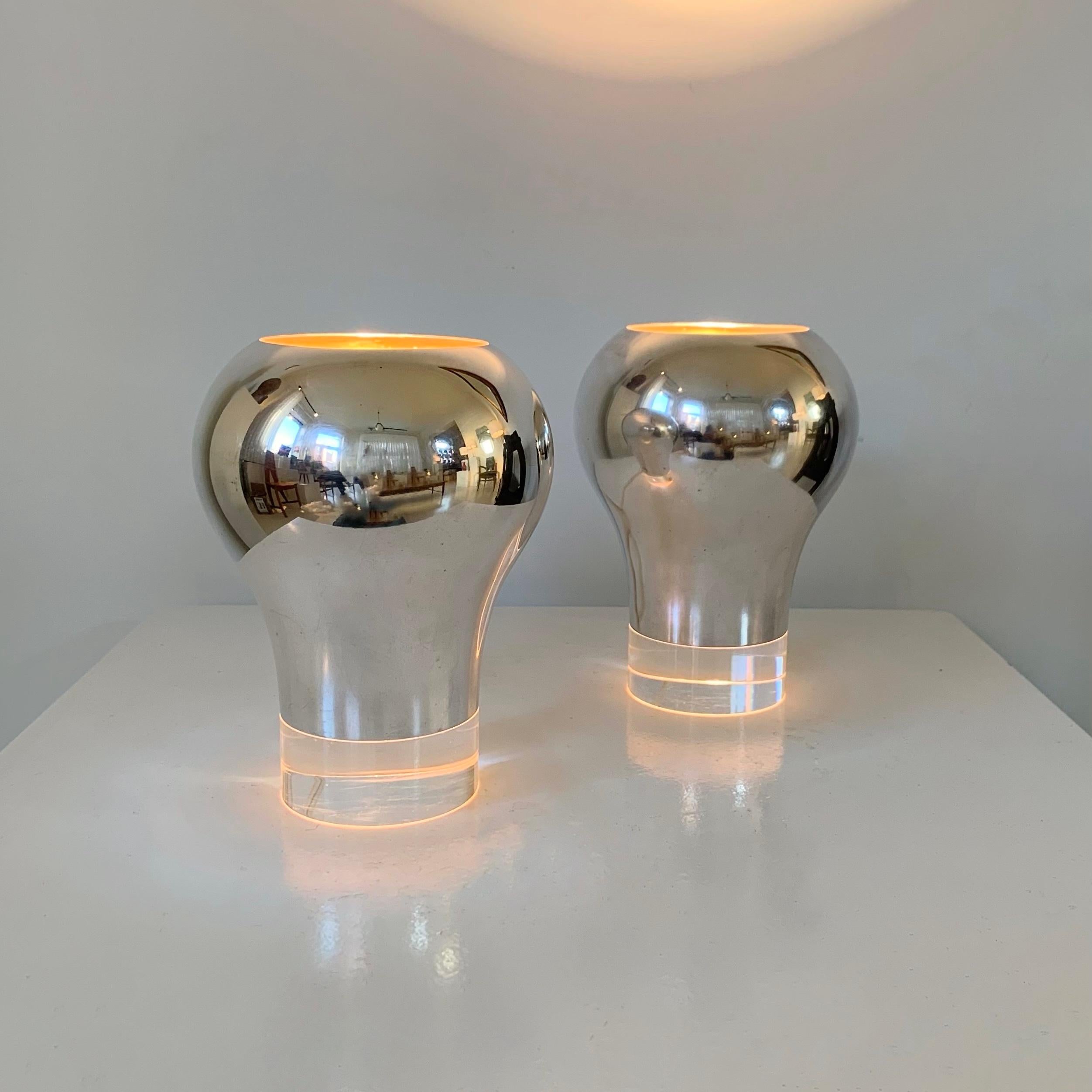 Argenté Paire de lampes de bureau signées Christofle, en métal argenté et perspex, vers 1960, France. en vente