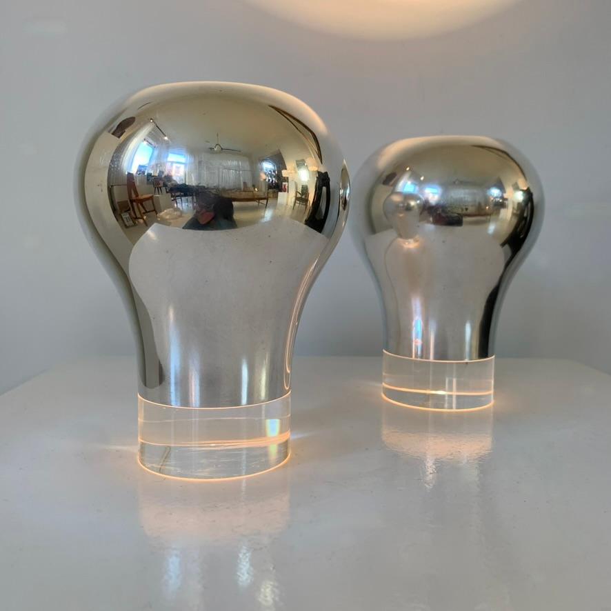 Milieu du XXe siècle Paire de lampes de bureau signées Christofle, en métal argenté et perspex, vers 1960, France. en vente
