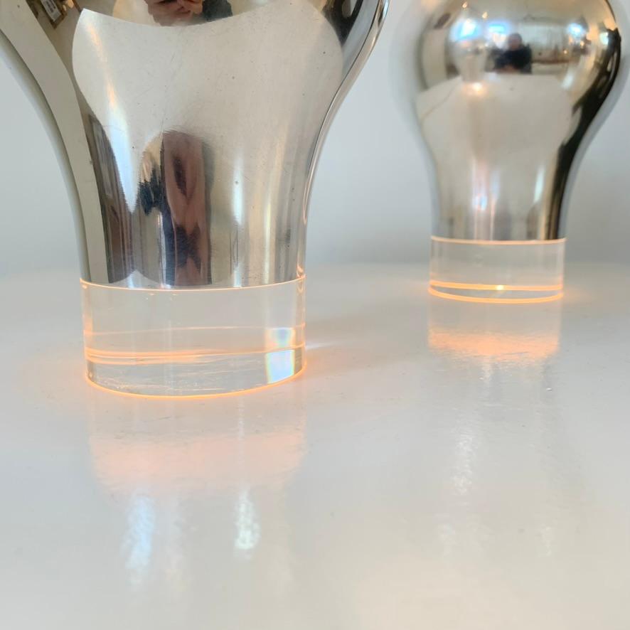 Paire de lampes de bureau signées Christofle, en métal argenté et perspex, vers 1960, France. en vente 1