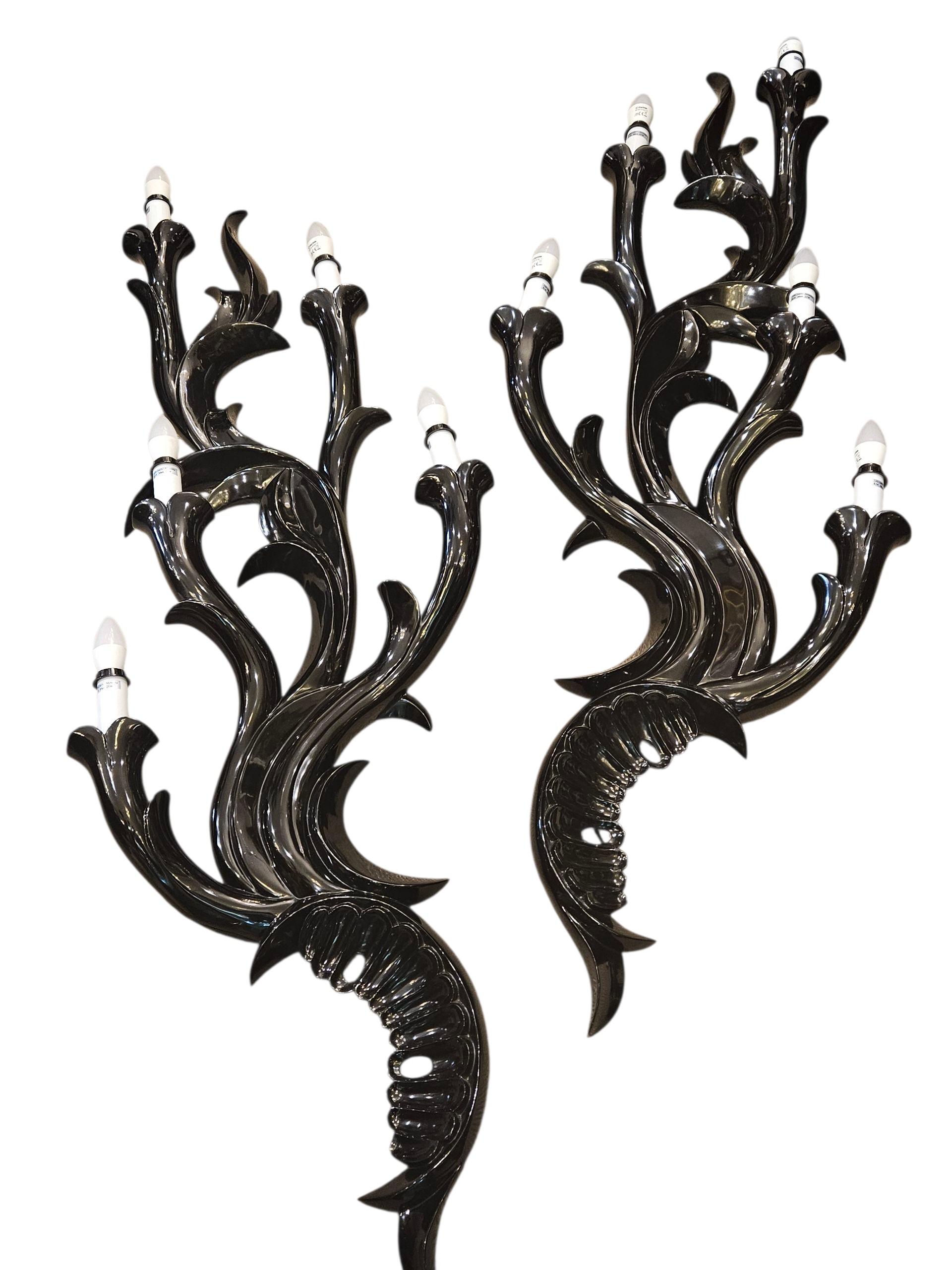 Fabuleuse paire d'appliques murales en laque noire du célèbre fabricant Christopher Guy
Ces appliques murales sont le modèle d'opéra et sont vendues au détail à 8500 USD. 
Condit comme New
Bonnes affaires
