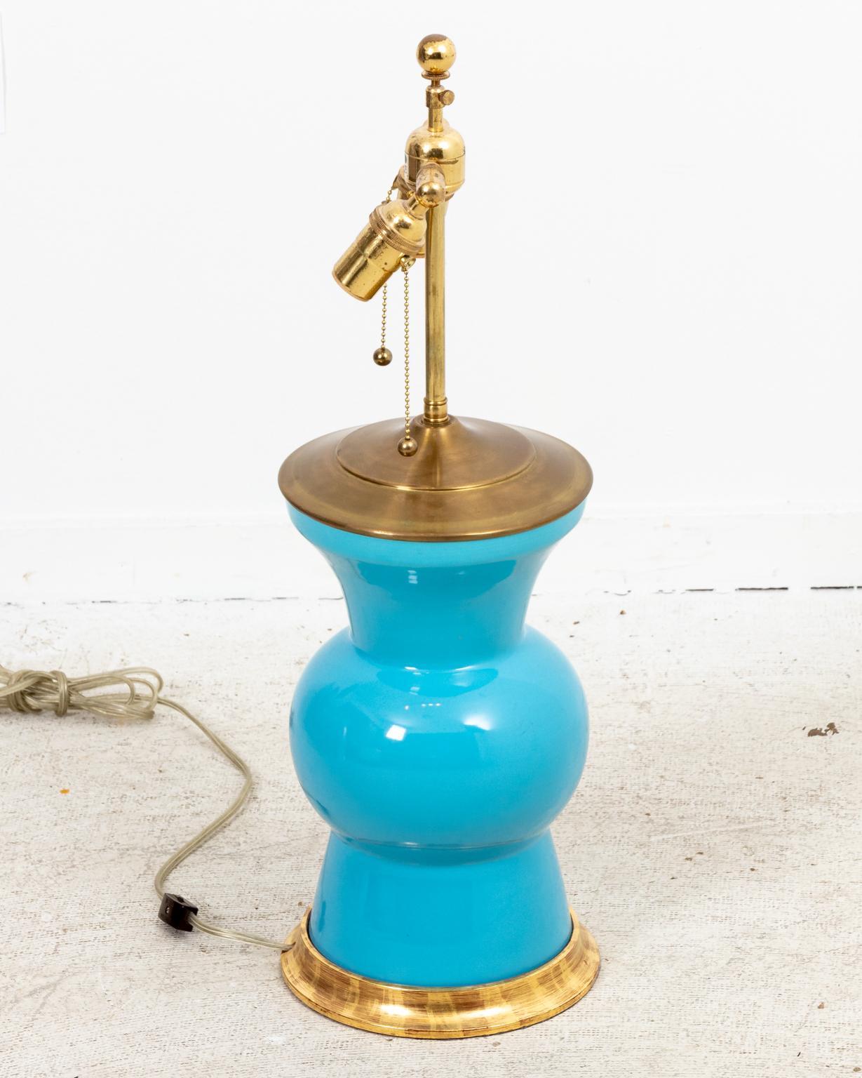Paire de lampes de table Christopher Spitzmiller Gregory de style pot à gingembre en céramique et bois bleu poudre, datant des années 2000, avec une finition émaillée. Les abat-jour ne sont pas inclus. Fabriqué aux États-Unis. Veuillez noter l'usure