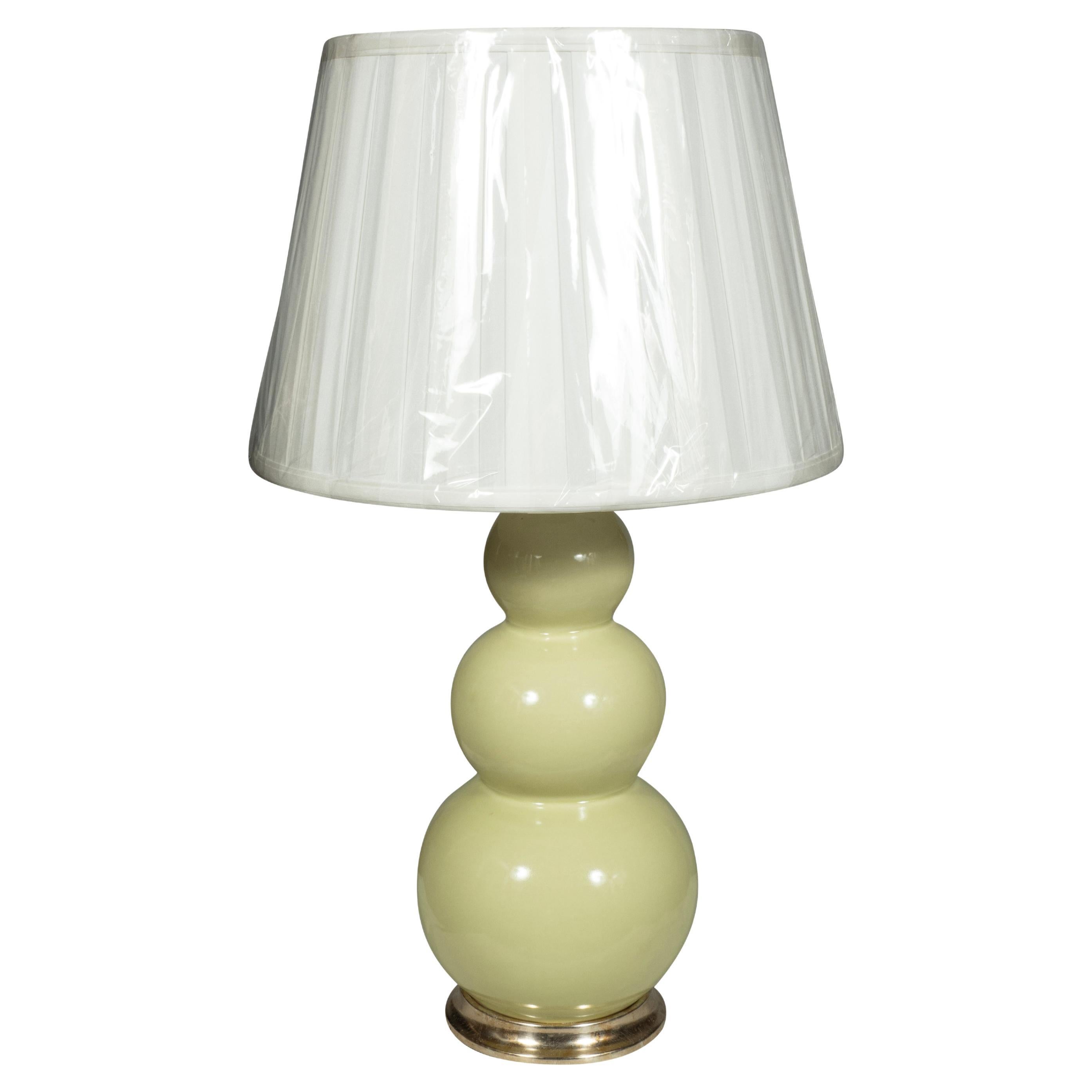 Hauteur de la base et du vase 14,5. Gourde triple vert clair dans le goût chinois. Base en bois doré à l'eau. Deux prises de courant. Comprend deux nouveaux abat-jour en soie de qualité provenant de The Accessory Store à Stamford Ct.