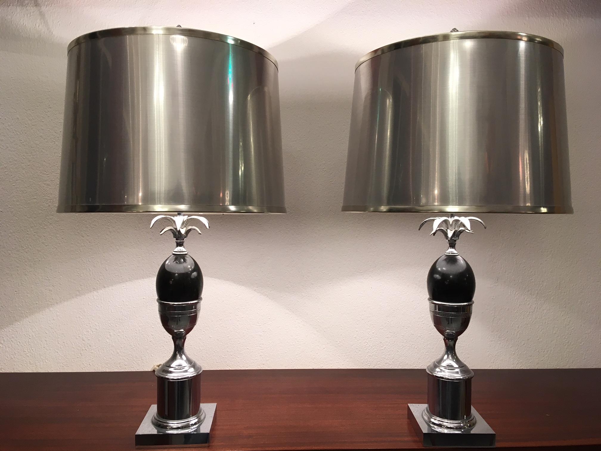 Pair of chromed steel and acrylic table lamps in the style of Maison Charles
Good condition.