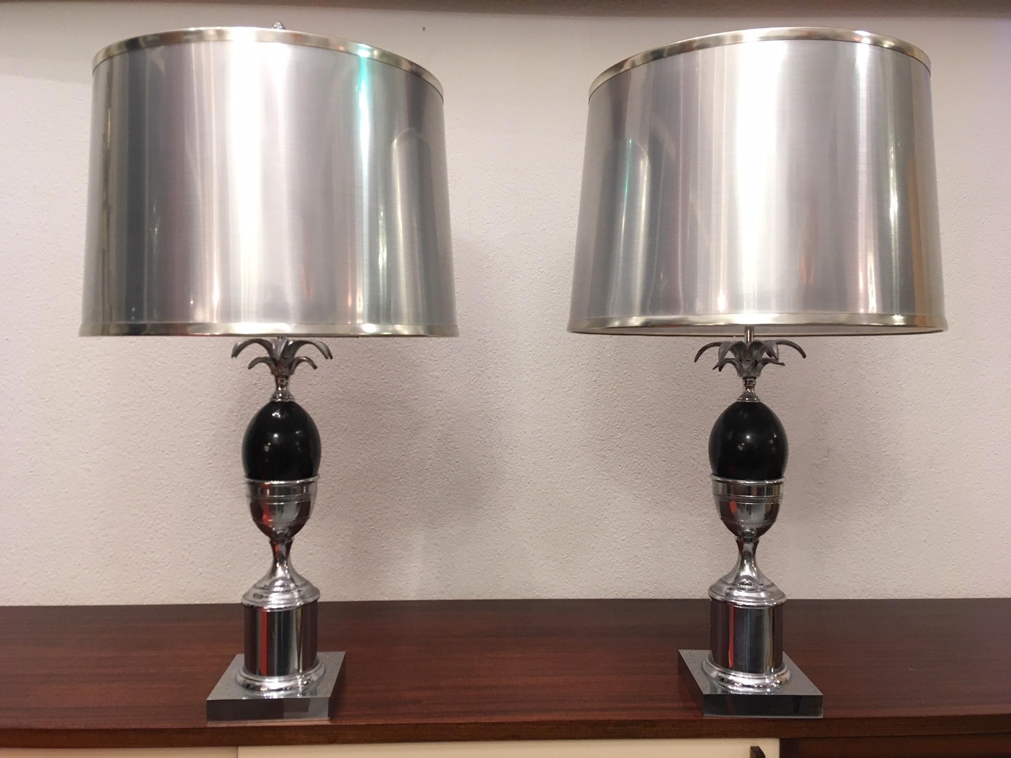 French Pair of Chrome and Acrylic Table Lamps Style Maison Charles For Sale