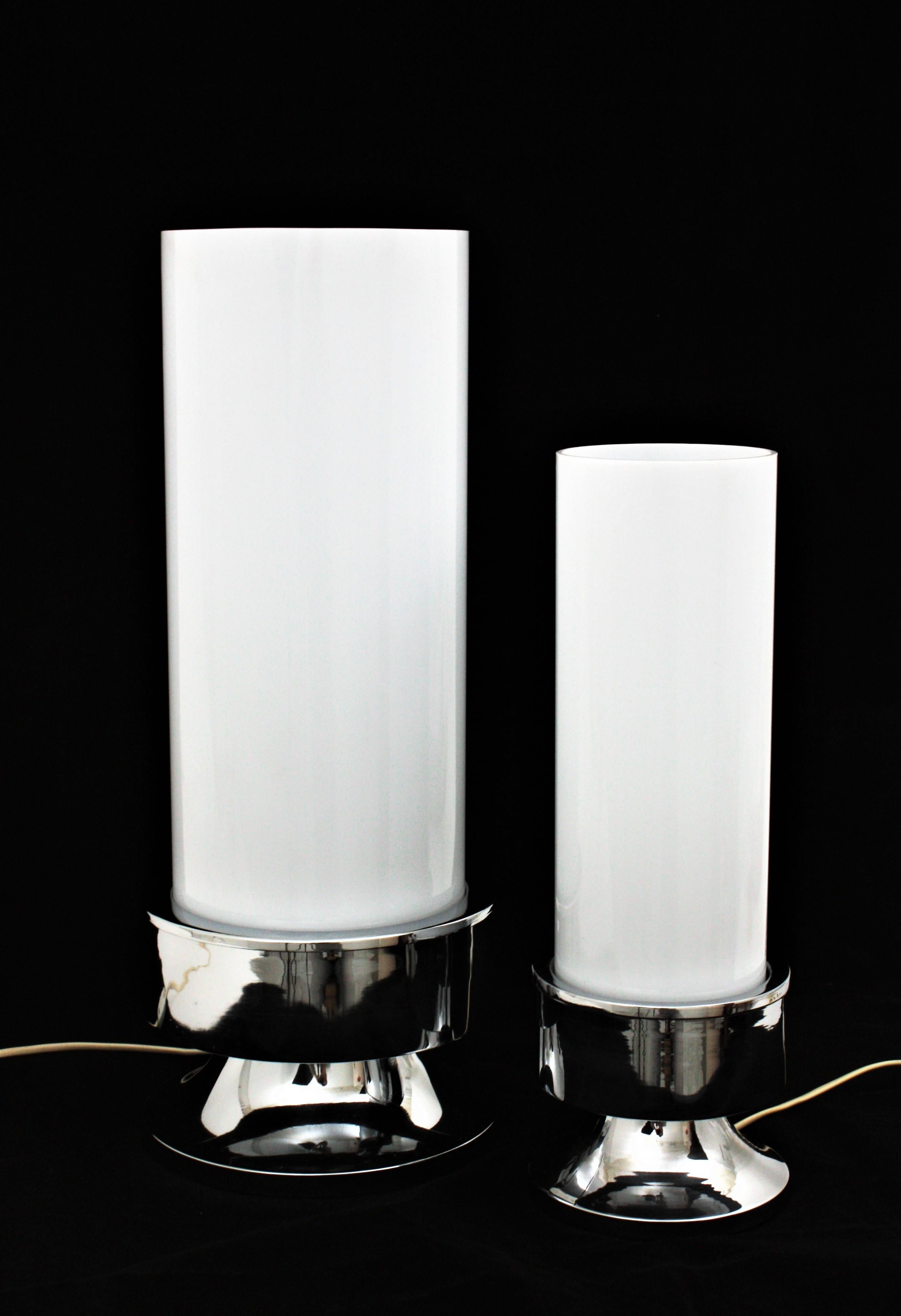 Pair of Italian Cylinder Table Lamps with Chrome Steel Base In Good Condition For Sale In Barcelona, ES