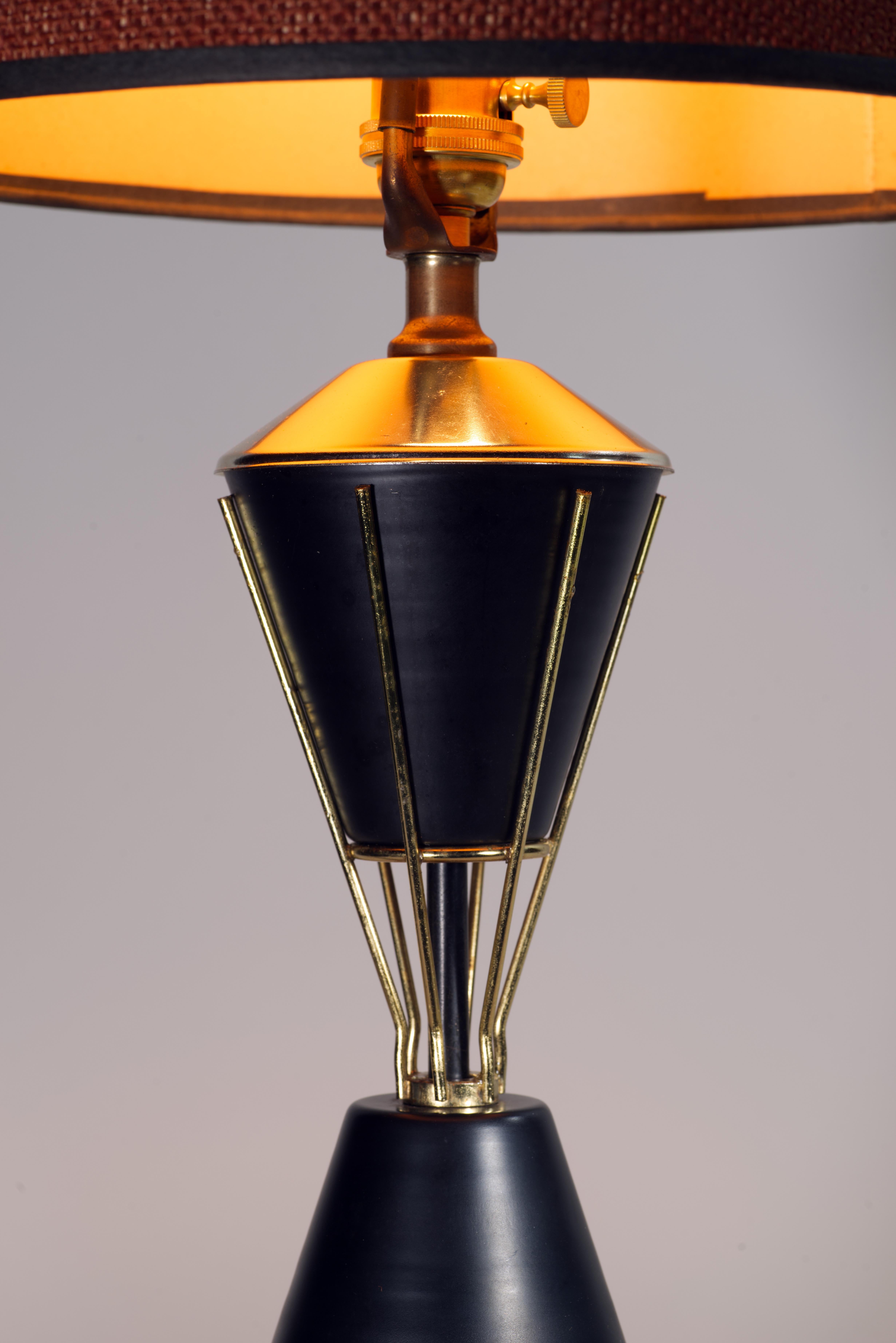 Paire de lampes de table en laiton et émail noir dans le style de Vitra, années 1960 en vente 5