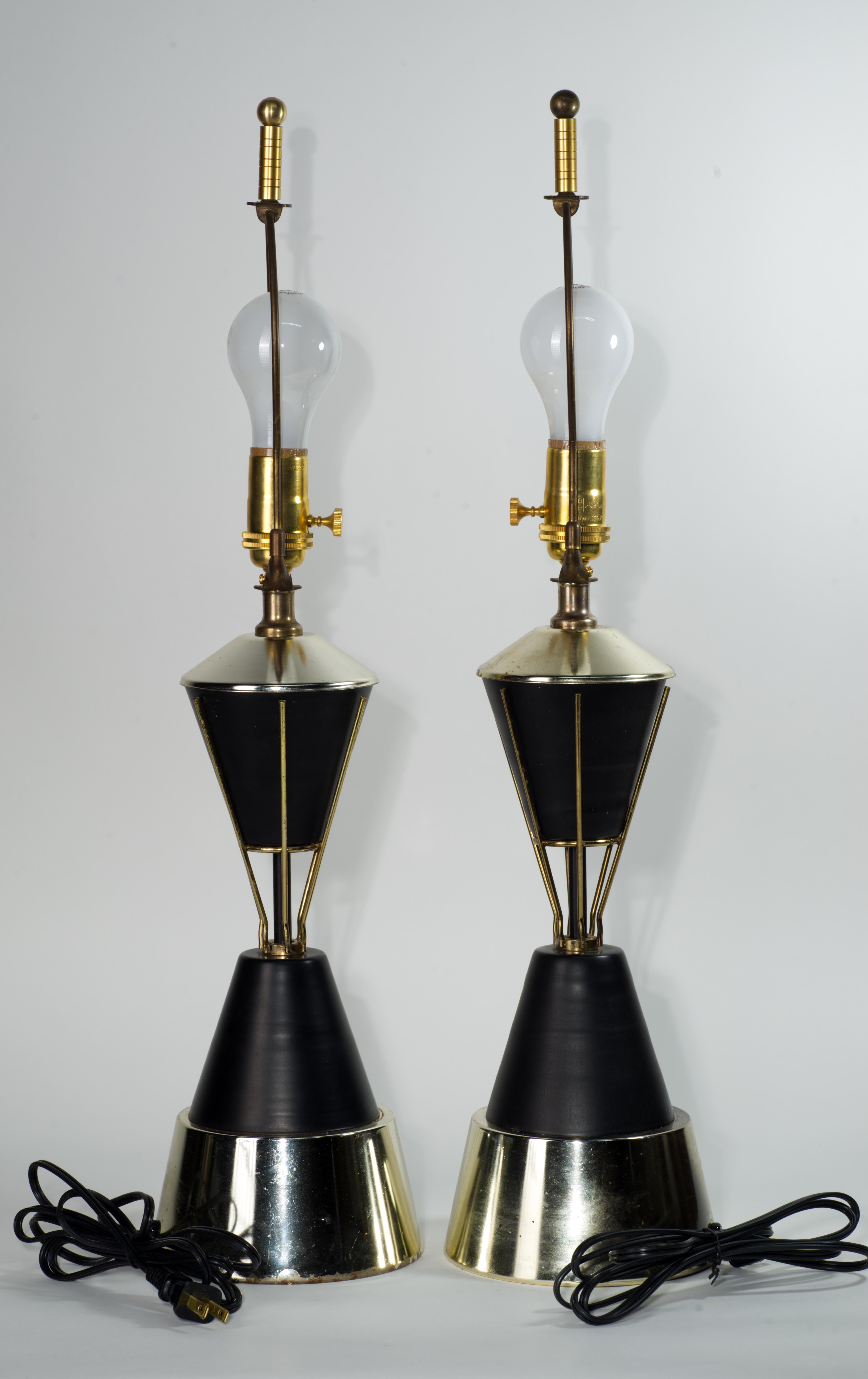 Mid-Century Modern Paire de lampes de table en laiton et émail noir dans le style de Vitra, années 1960 en vente
