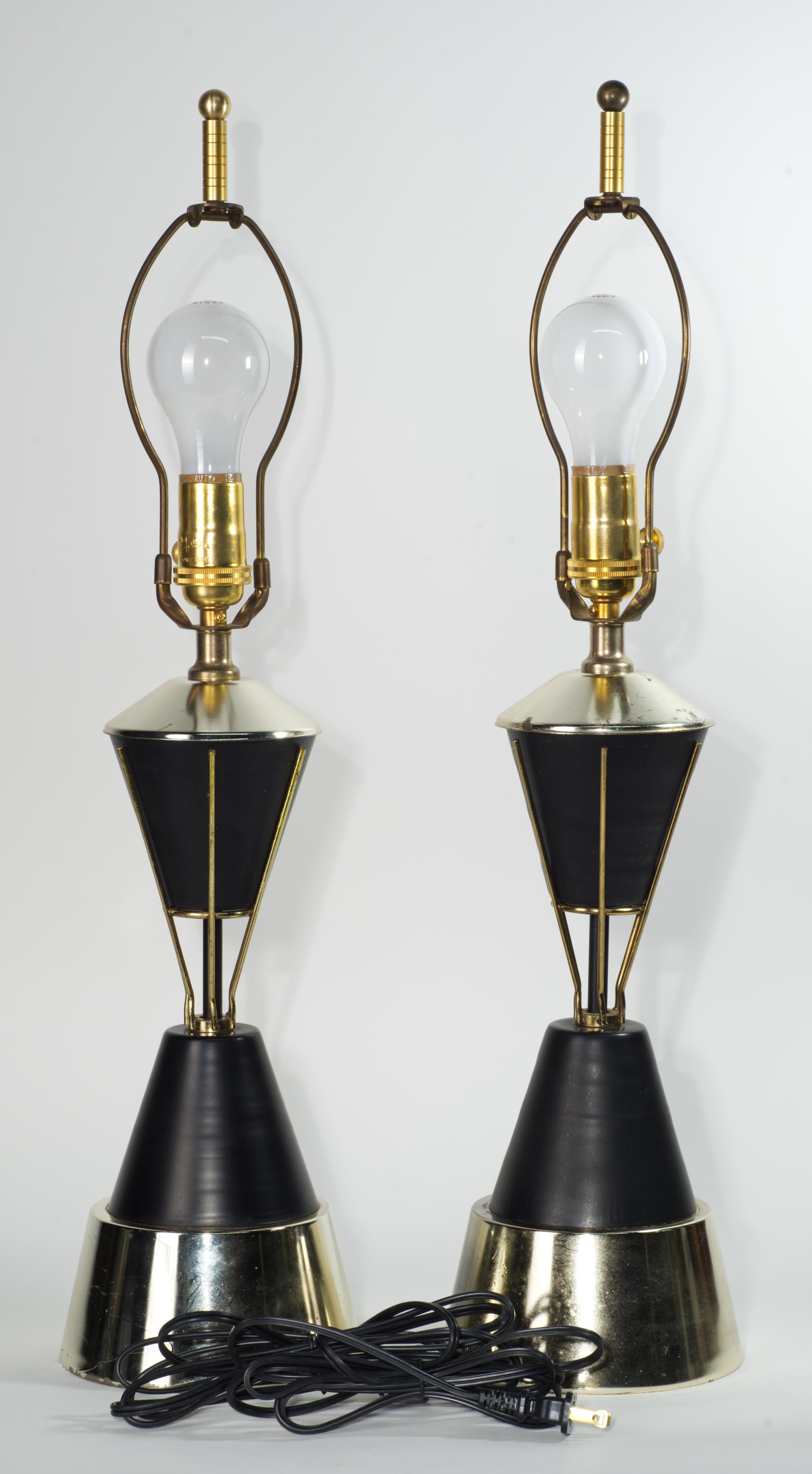 italien Paire de lampes de table en laiton et émail noir dans le style de Vitra, années 1960 en vente