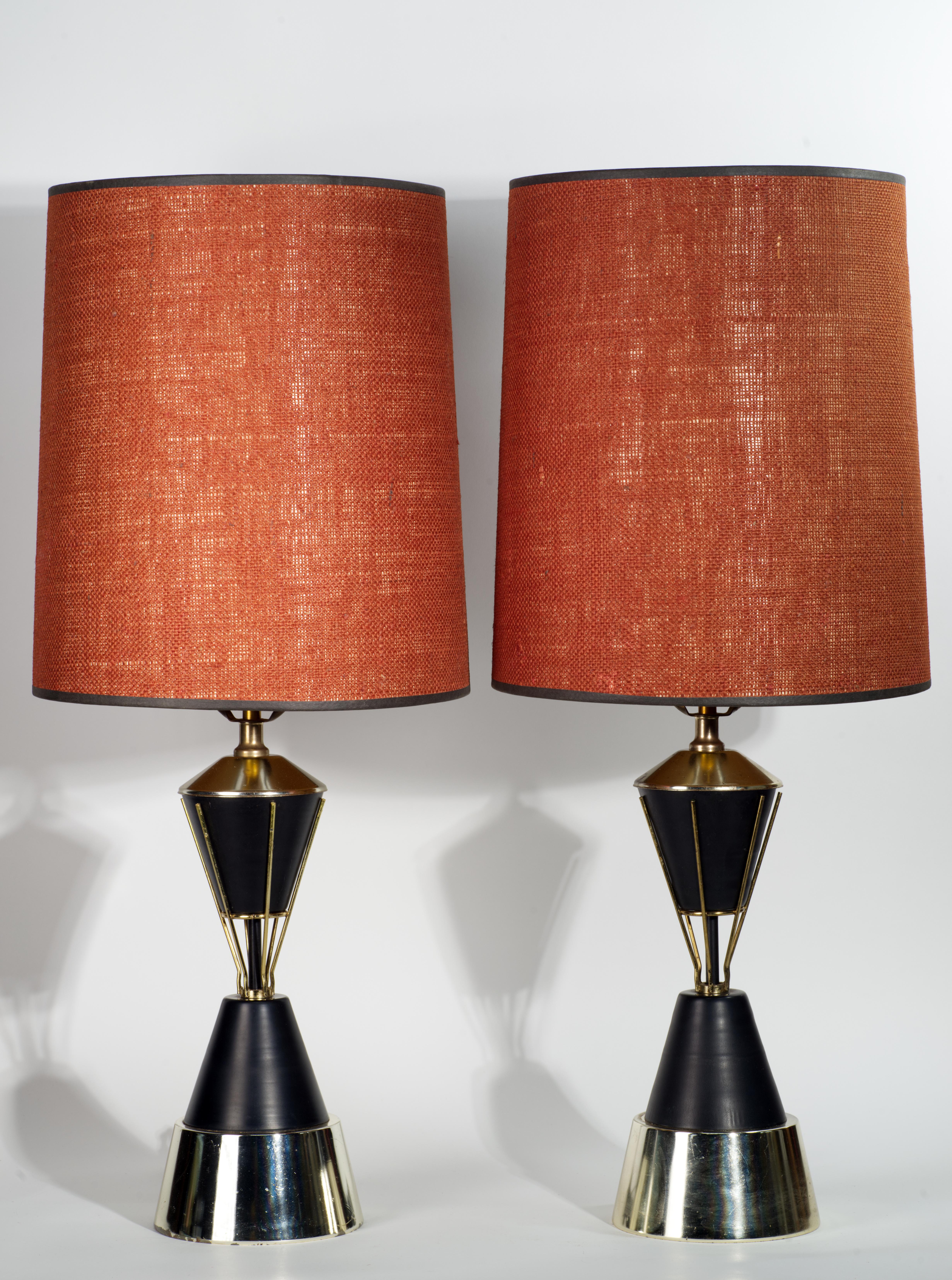 Filé Paire de lampes de table en laiton et émail noir dans le style de Vitra, années 1960 en vente