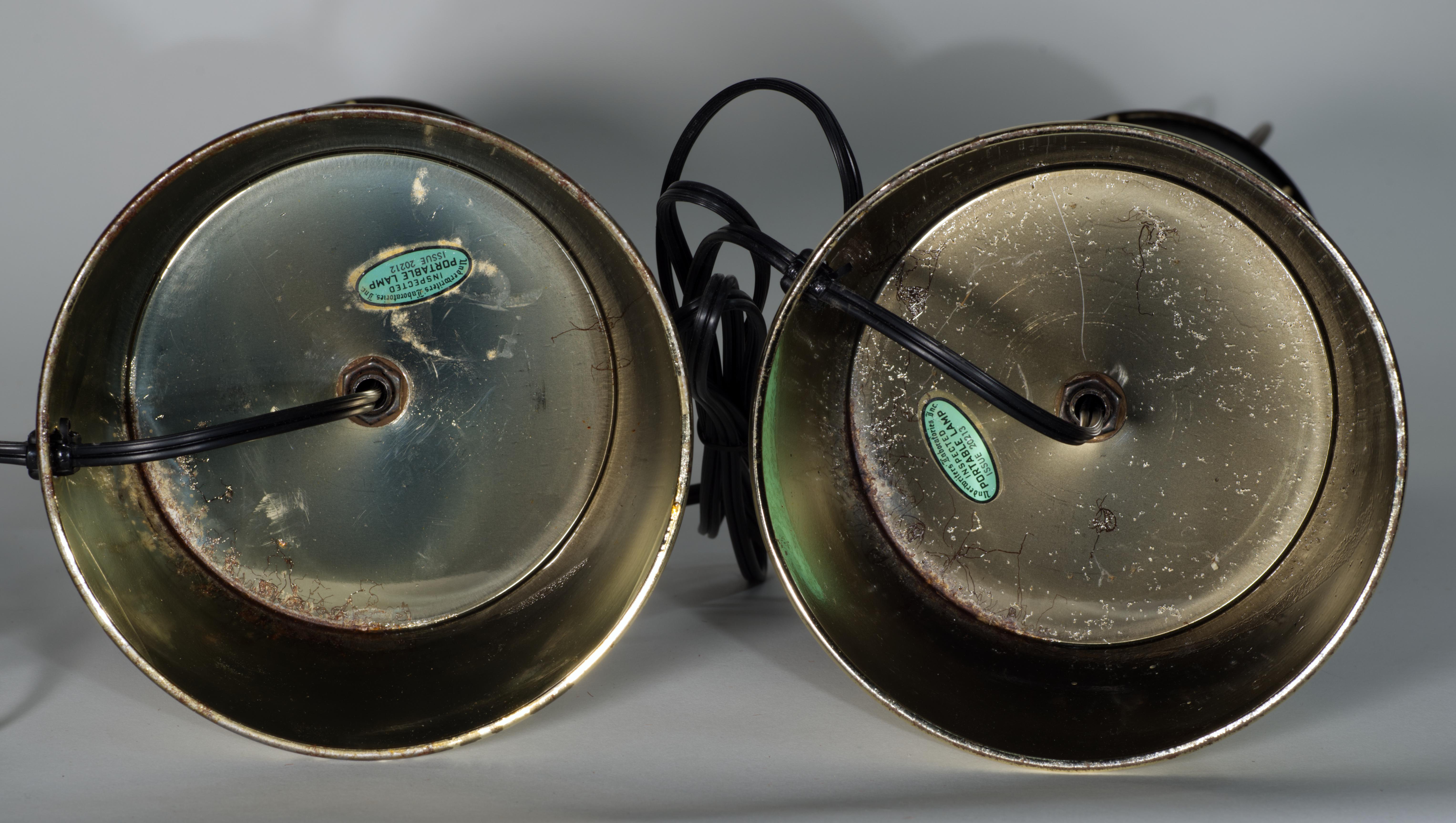 20ième siècle Paire de lampes de table en laiton et émail noir dans le style de Vitra, années 1960 en vente