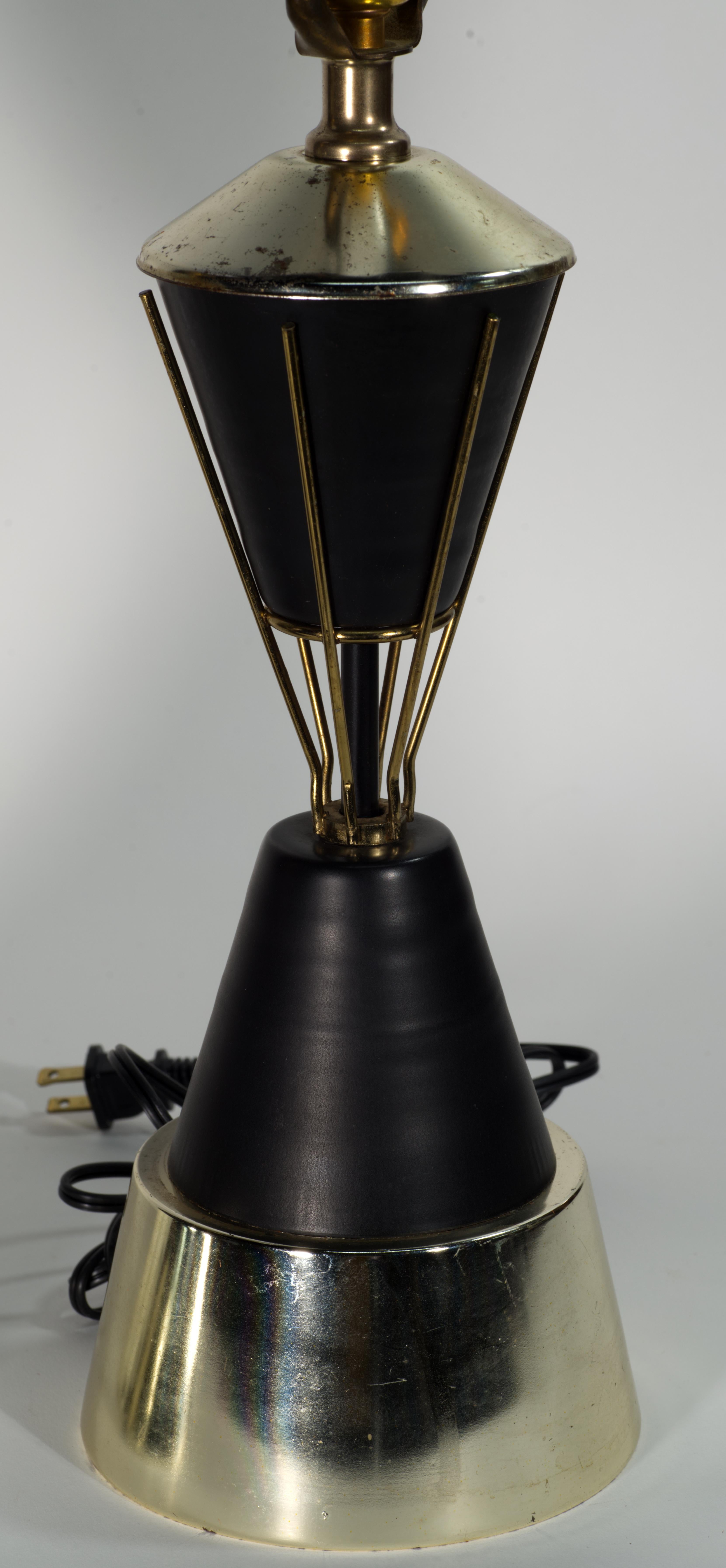 Métal Paire de lampes de table en laiton et émail noir dans le style de Vitra, années 1960 en vente