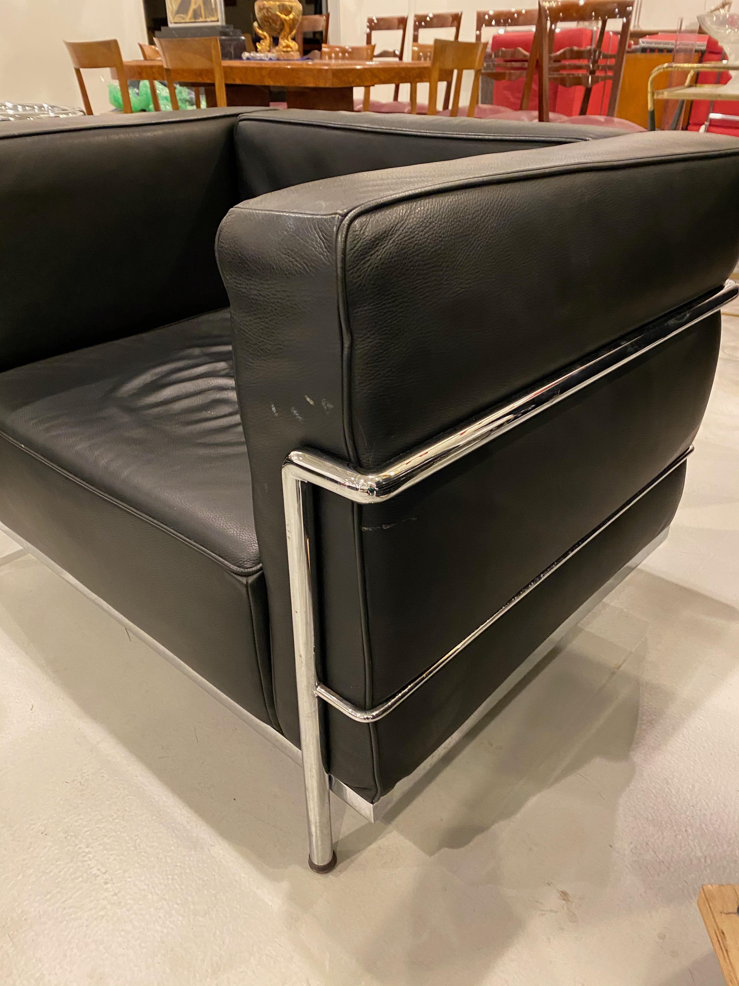 Magnifiques et élégants fauteuils club en chrome et cuir noir dans le style de Le Corbusier.