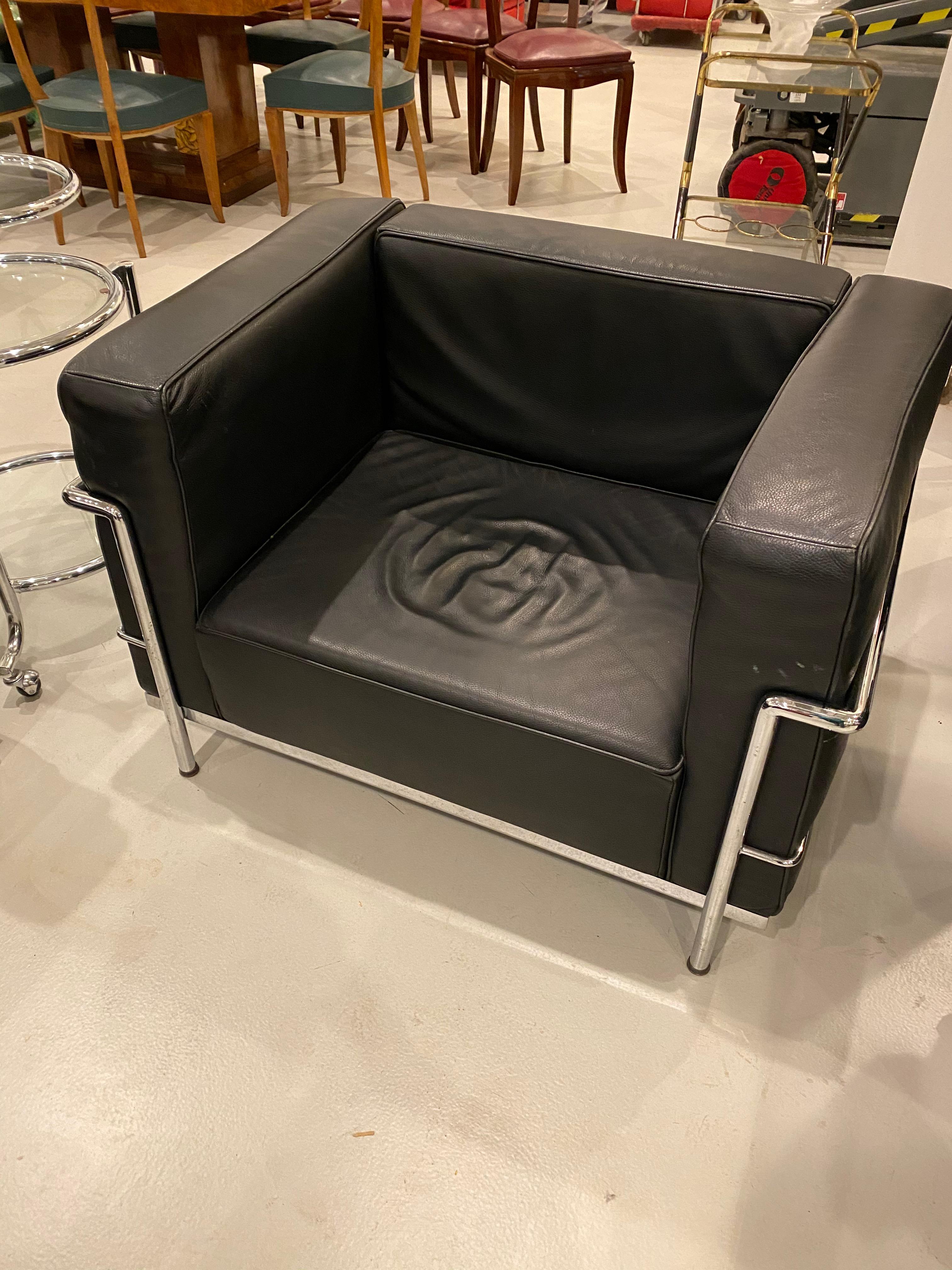 Chrome Paire de fauteuils club en chrome et cuir noir dans le style de Le Corbusier en vente
