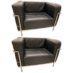 Paire de fauteuils club en chrome et cuir noir dans le style de Le Corbusier