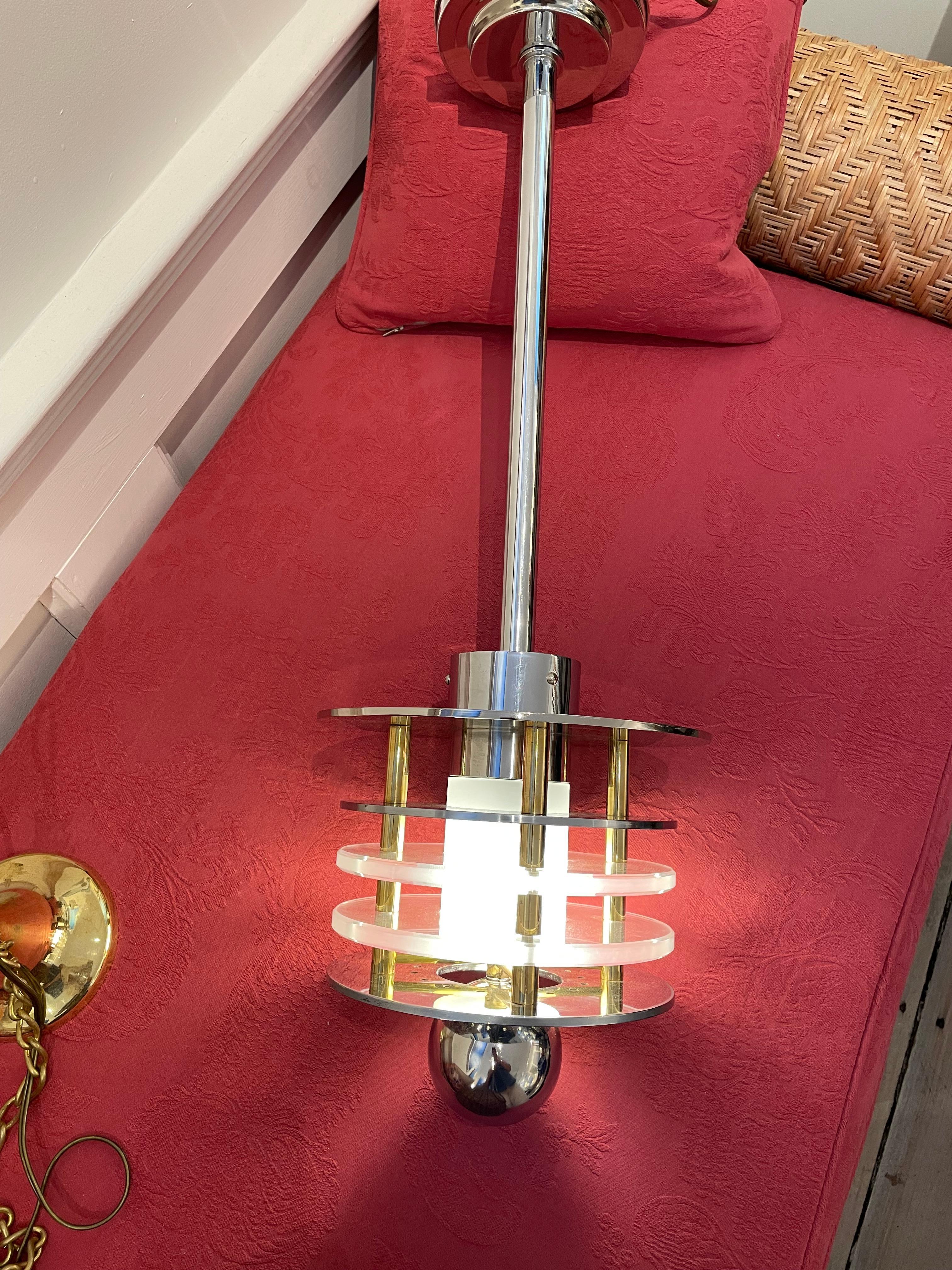 Mid-Century moderno Coppia di lampadari a sospensione in ottone e cromo di metà secolo in vendita