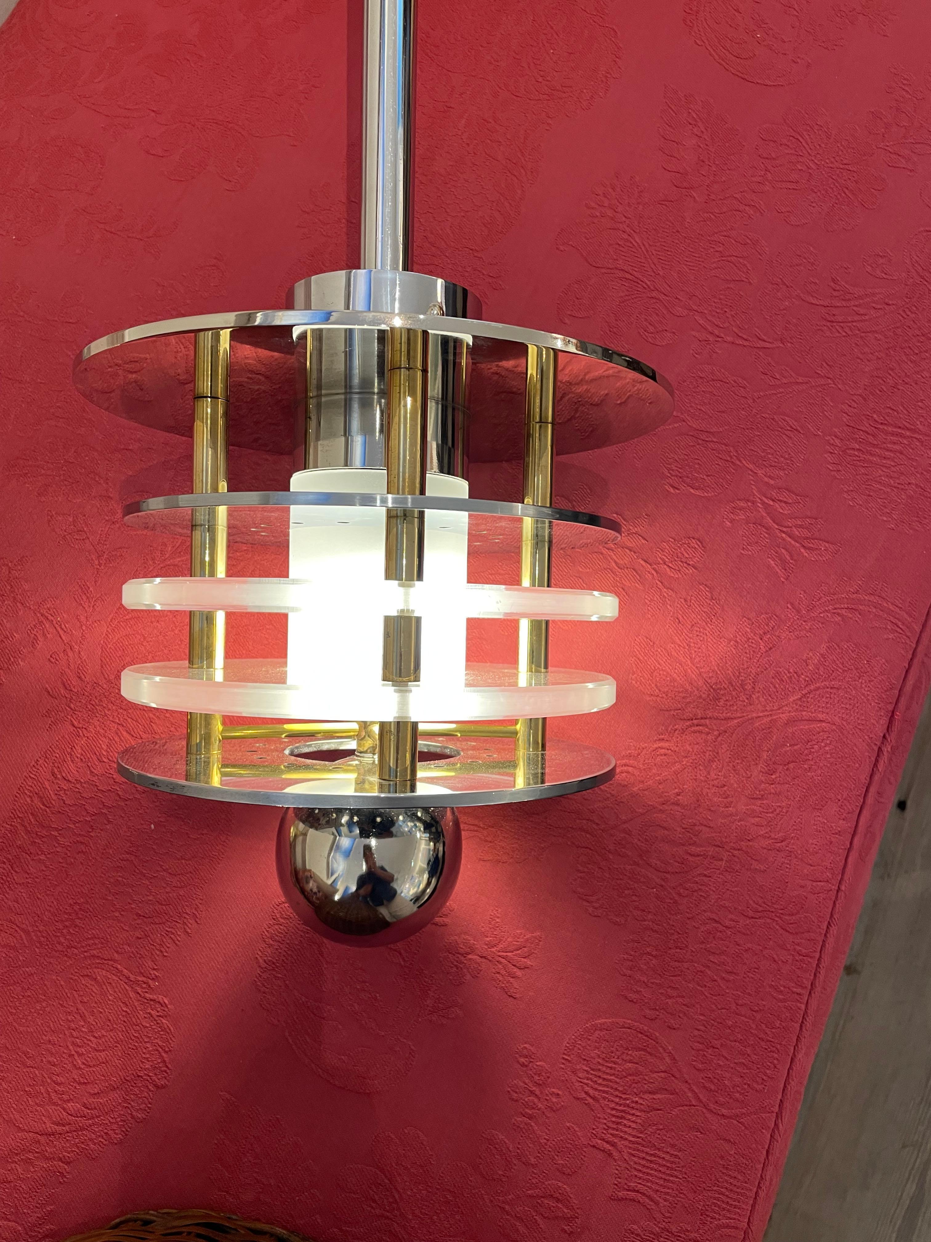 Coppia di lampadari a sospensione in ottone e cromo di metà secolo In condizioni ottime in vendita a Nantucket, MA