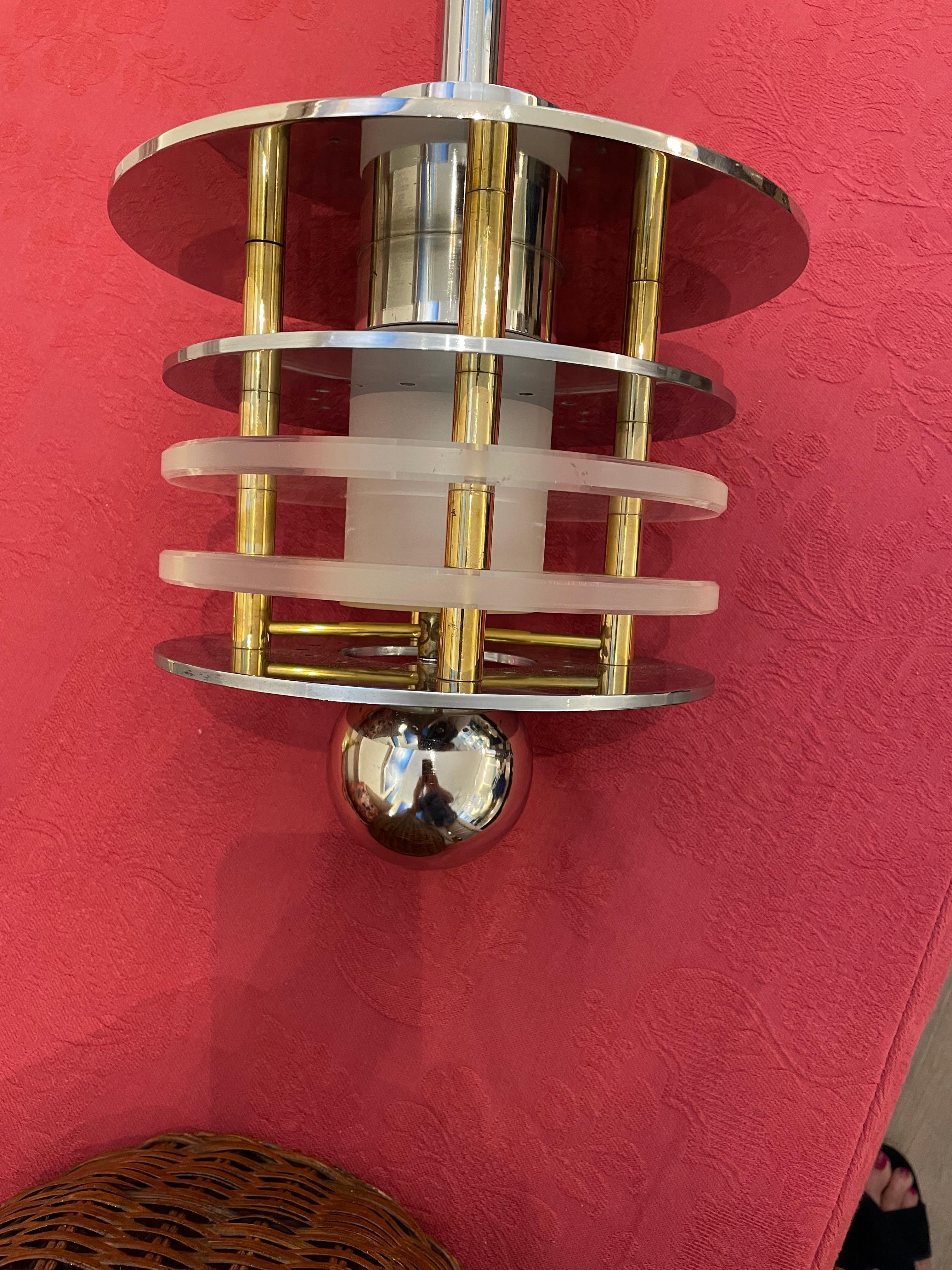 XX secolo Coppia di lampadari a sospensione in ottone e cromo di metà secolo in vendita