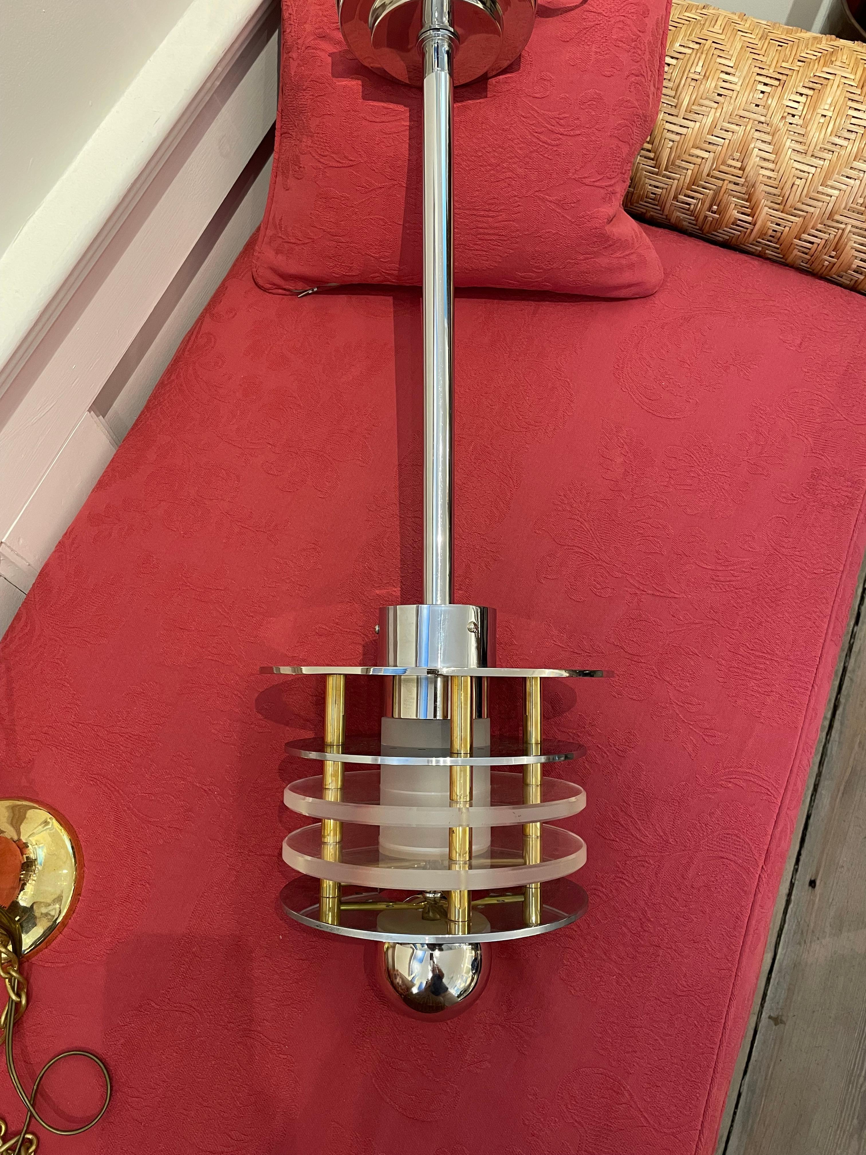 Coppia di lampadari a sospensione in ottone e cromo di metà secolo in vendita 1