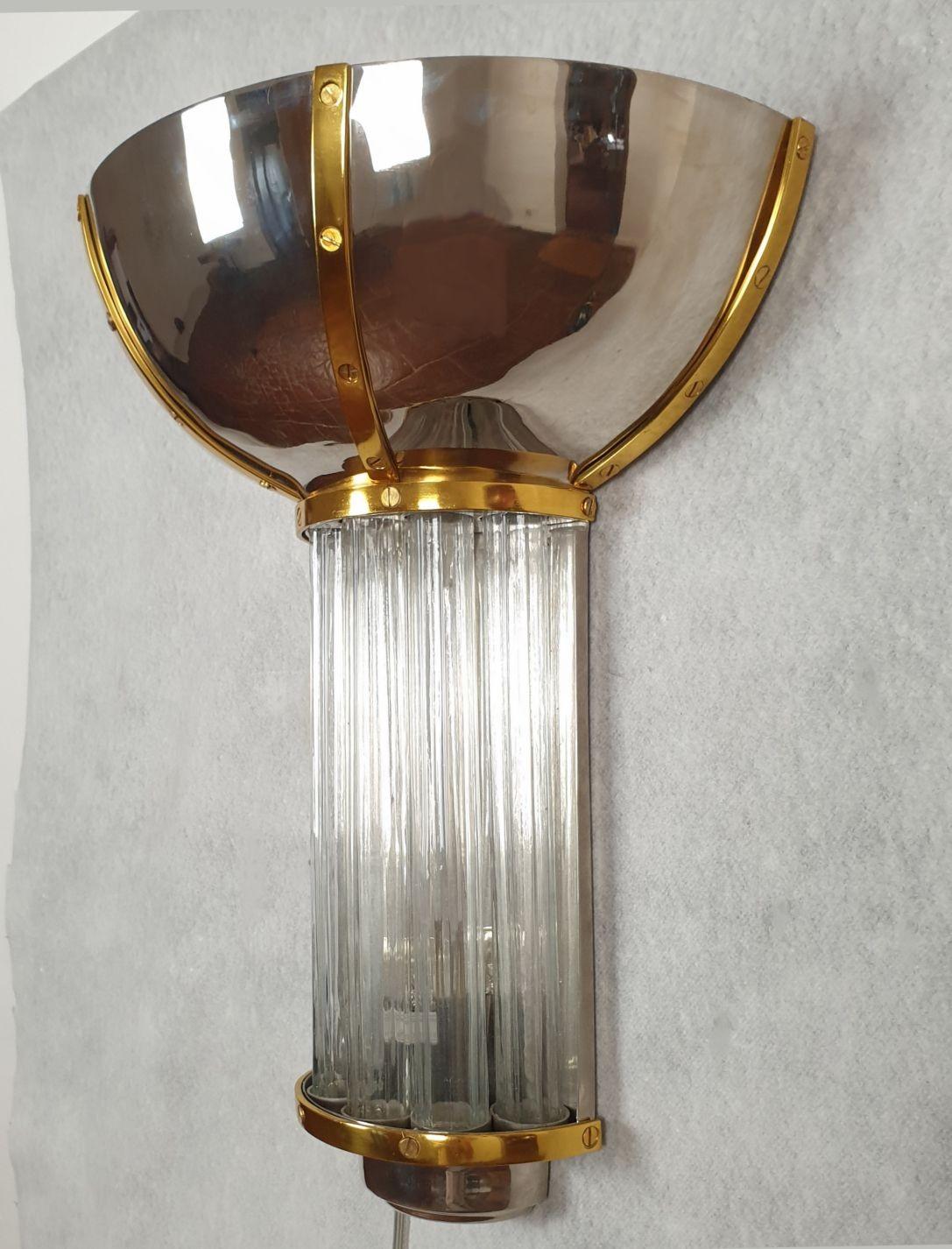 Mid-Century moderno Coppia di appliques di metà secolo in ottone e cromo in vendita