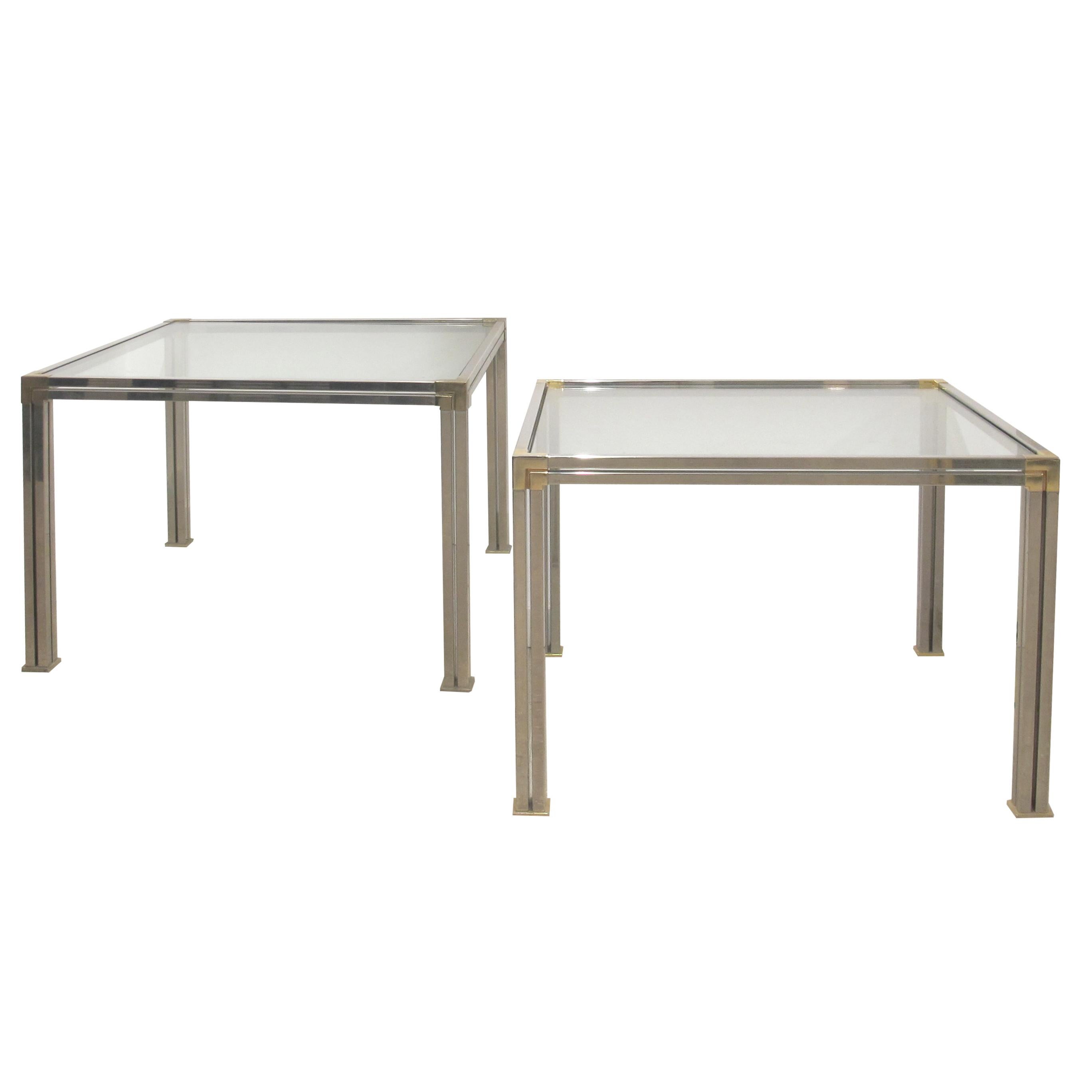 Dieses Paar Beistelltische aus den 1970er Jahren in Belgien ist ein Beispiel für die schlichte Raffinesse des modernistischen Designs. Jeder Tisch hat eine klare Glasplatte in einem polierten Chromrahmen, der durch Messingverzierungen und -details