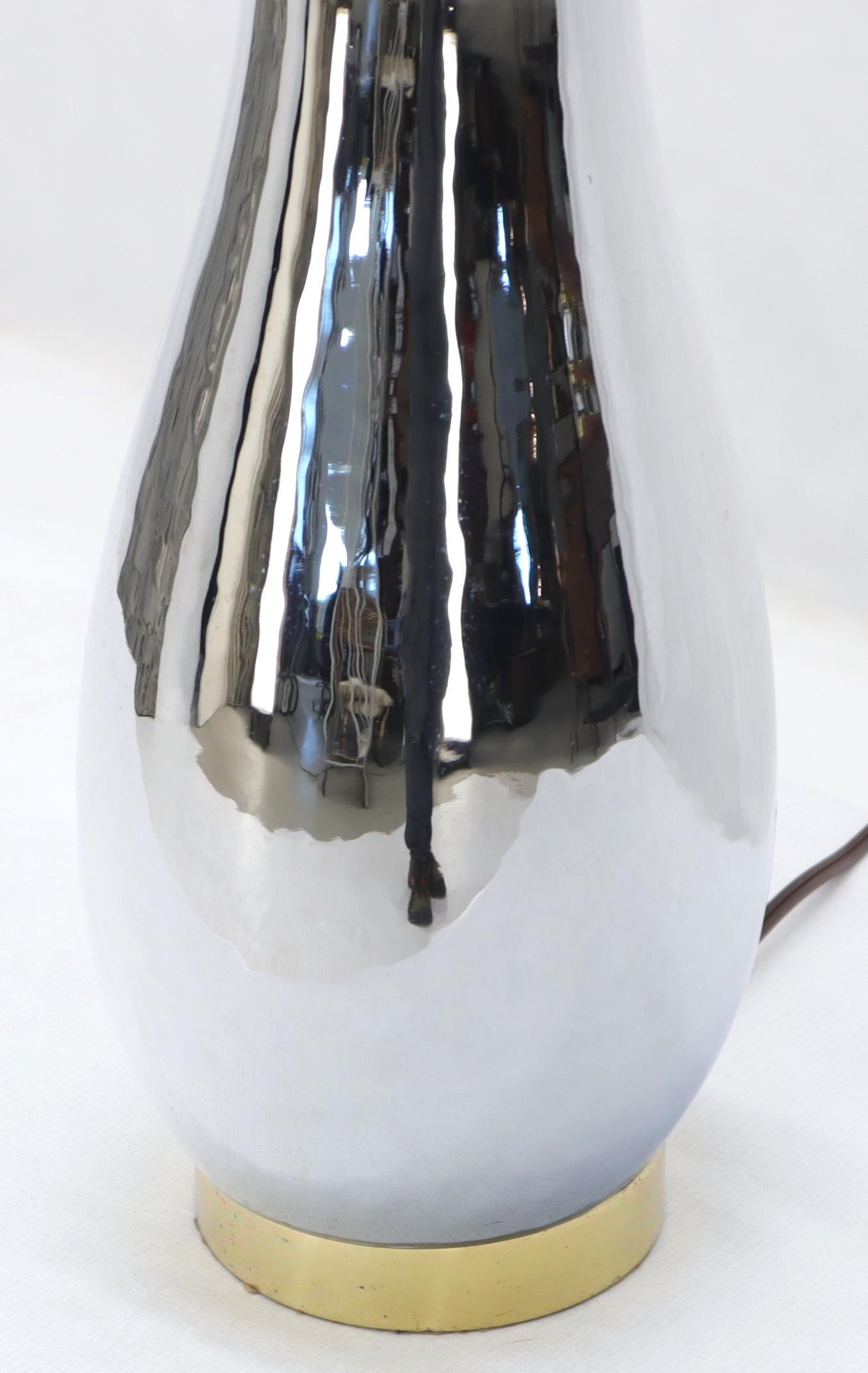 Paar Tischlampen aus Chrom und Messing in Vasenform (20. Jahrhundert) im Angebot