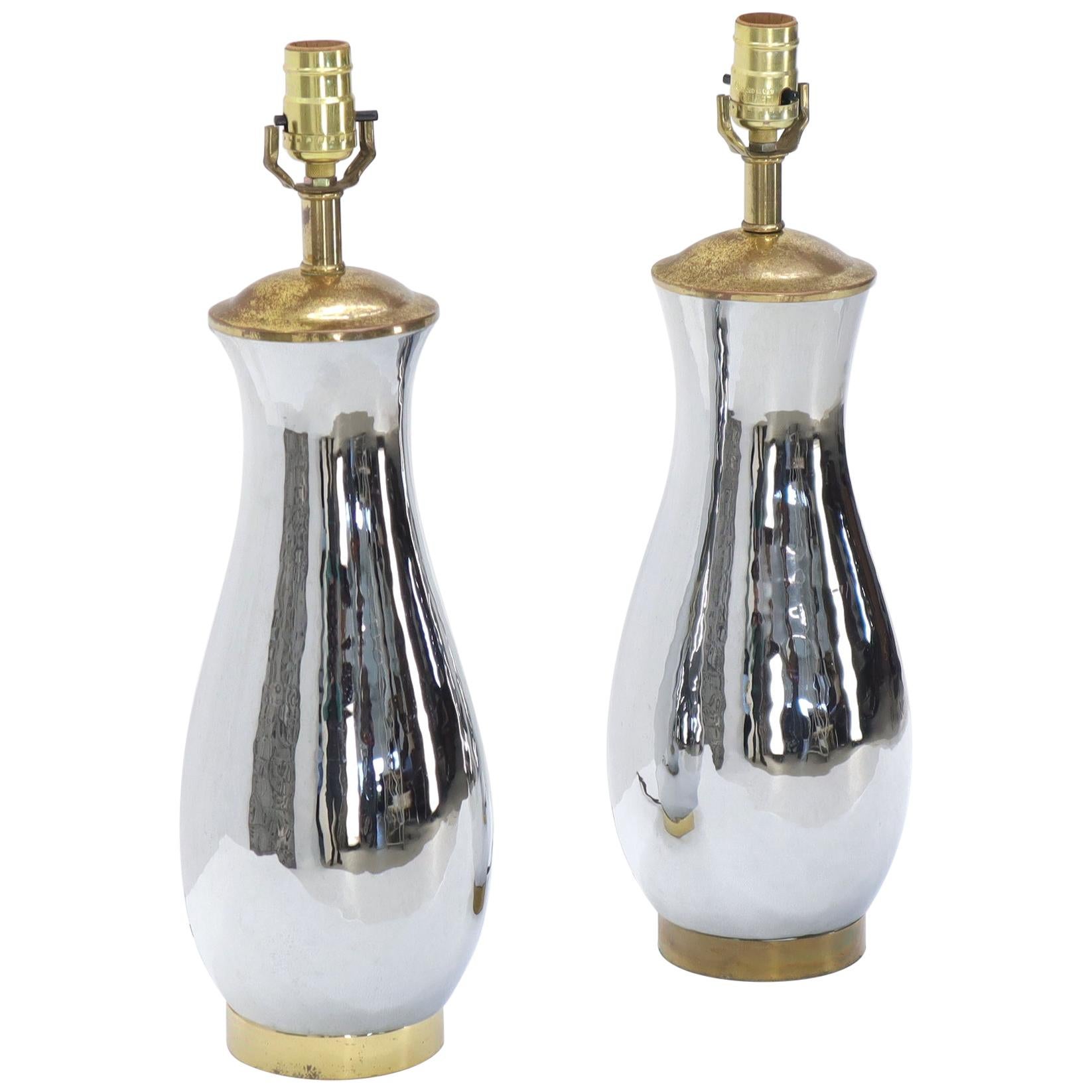 Paire de lampes de table en forme de vase en chrome et laiton