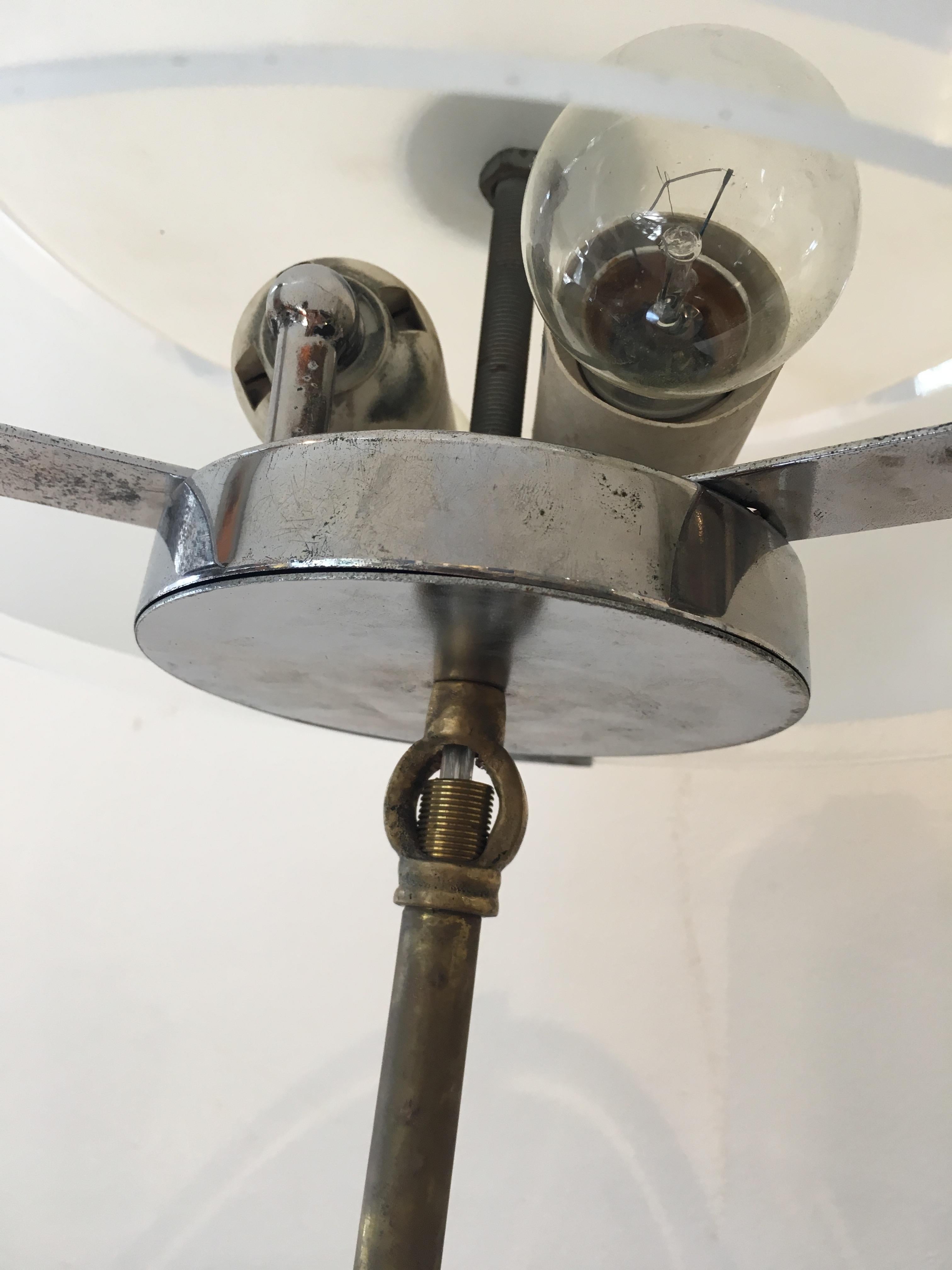 Paire de lampes de bureau ou de suspensions modernes mi-siècle moderne en chrome et verre dépoli en vente 1