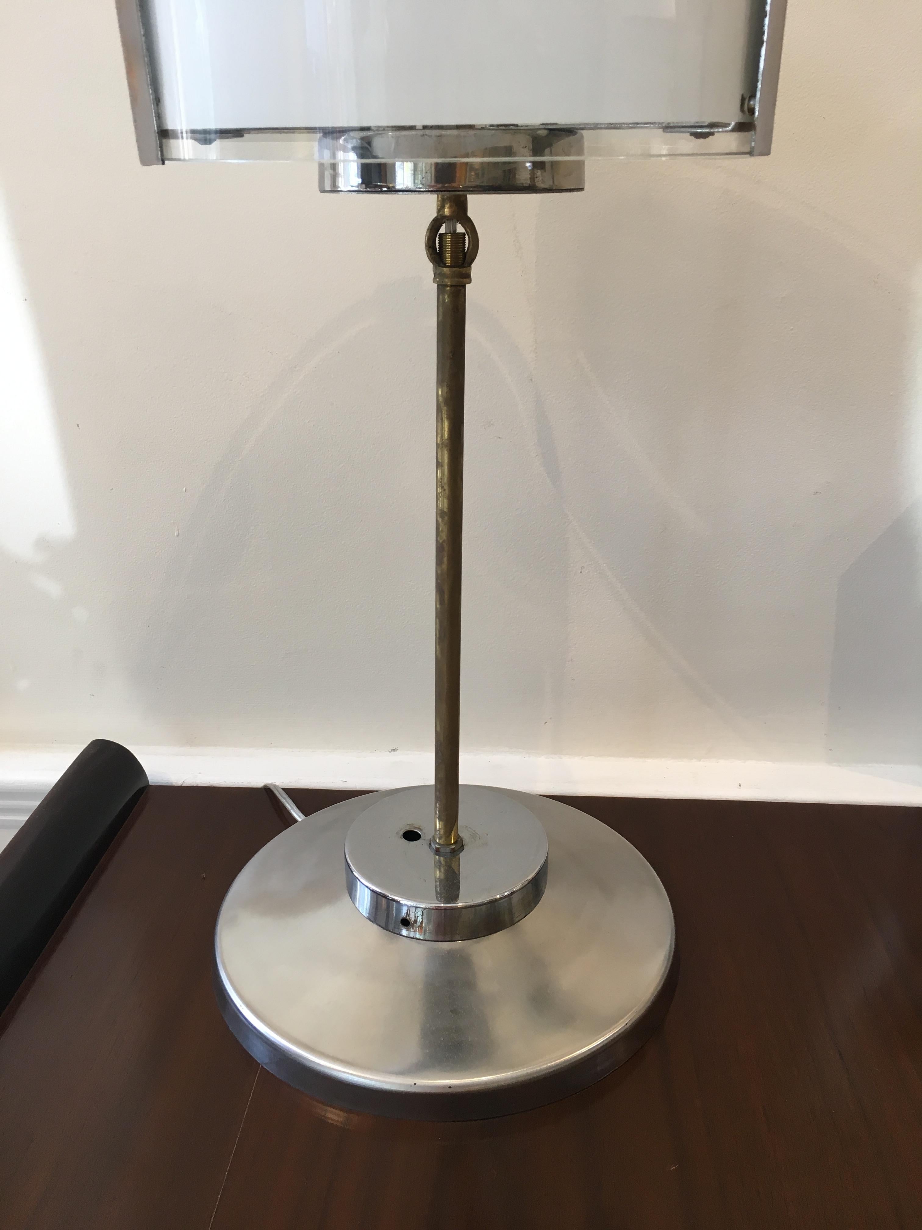 Paire de lampes de bureau ou de suspensions modernes mi-siècle moderne en chrome et verre dépoli en vente 2