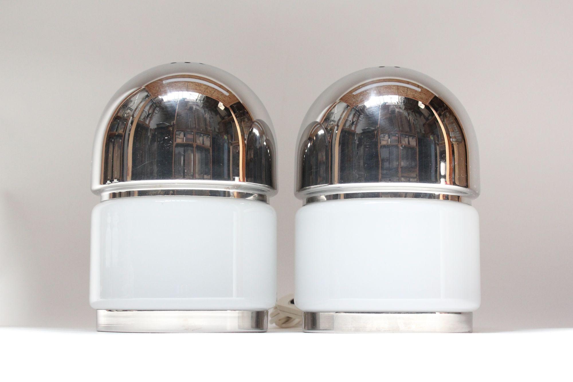 Paire de lampes de table italiennes modernistes en forme de sel et de poivre/capsule conçues vers 1970 par Goffredo Reggiani. Le verre de Murano est soutenu par des bases chromées et des dômes chromés perforés.
Etiquette 